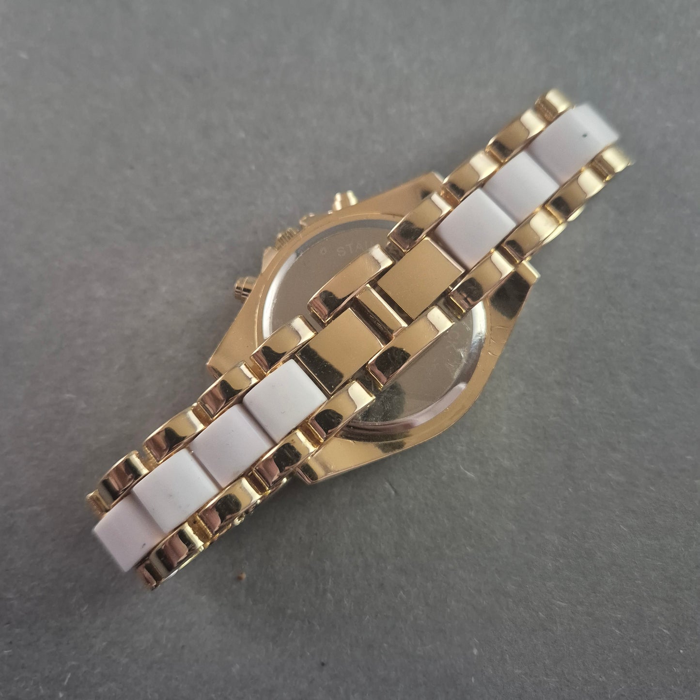 Stilvolle Avon armbanduhr – Goldenes Design mit Chronographen-Look