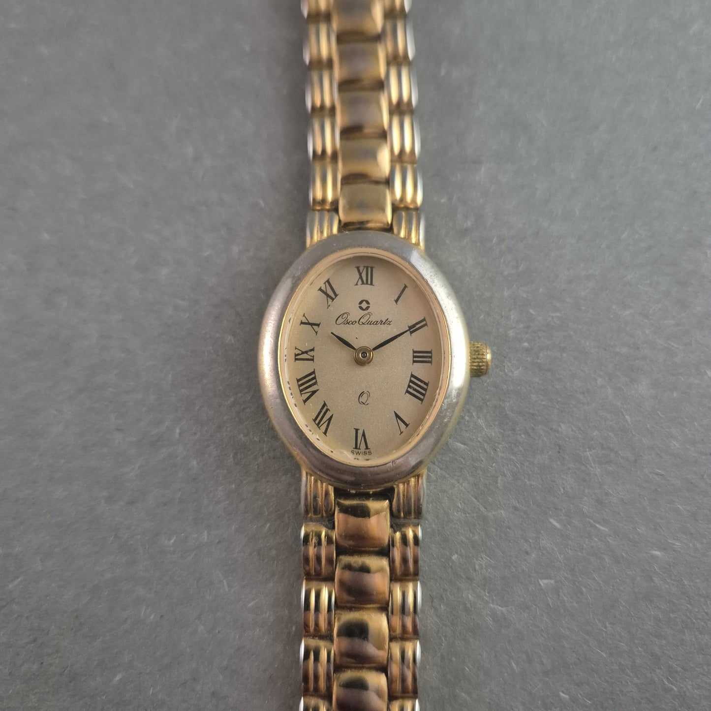 Elegante DuoQuartz Damenarmbanduhr – Klassisches Design mit Römischen Ziffern