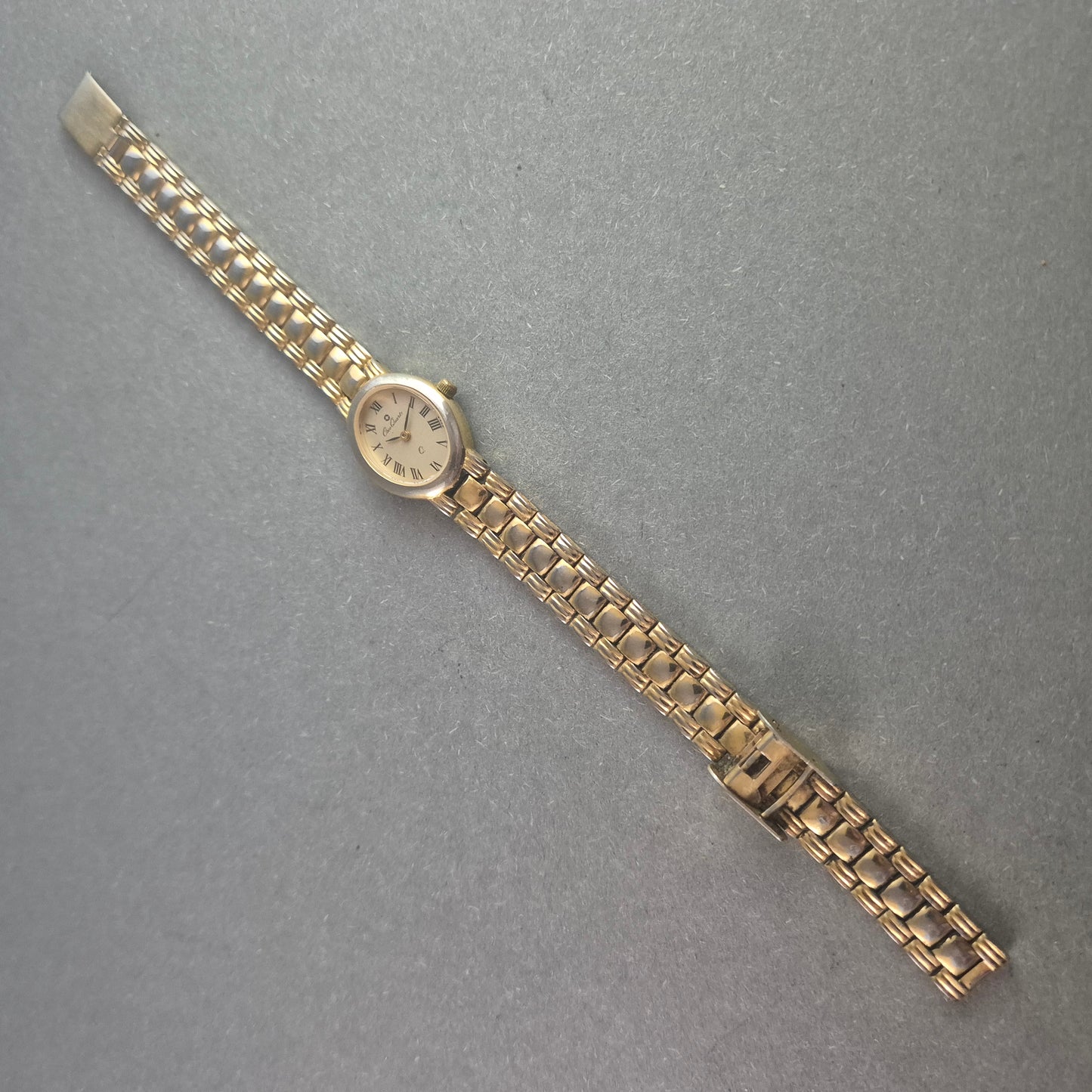 Elegante DuoQuartz Damenarmbanduhr – Klassisches Design mit Römischen Ziffern
