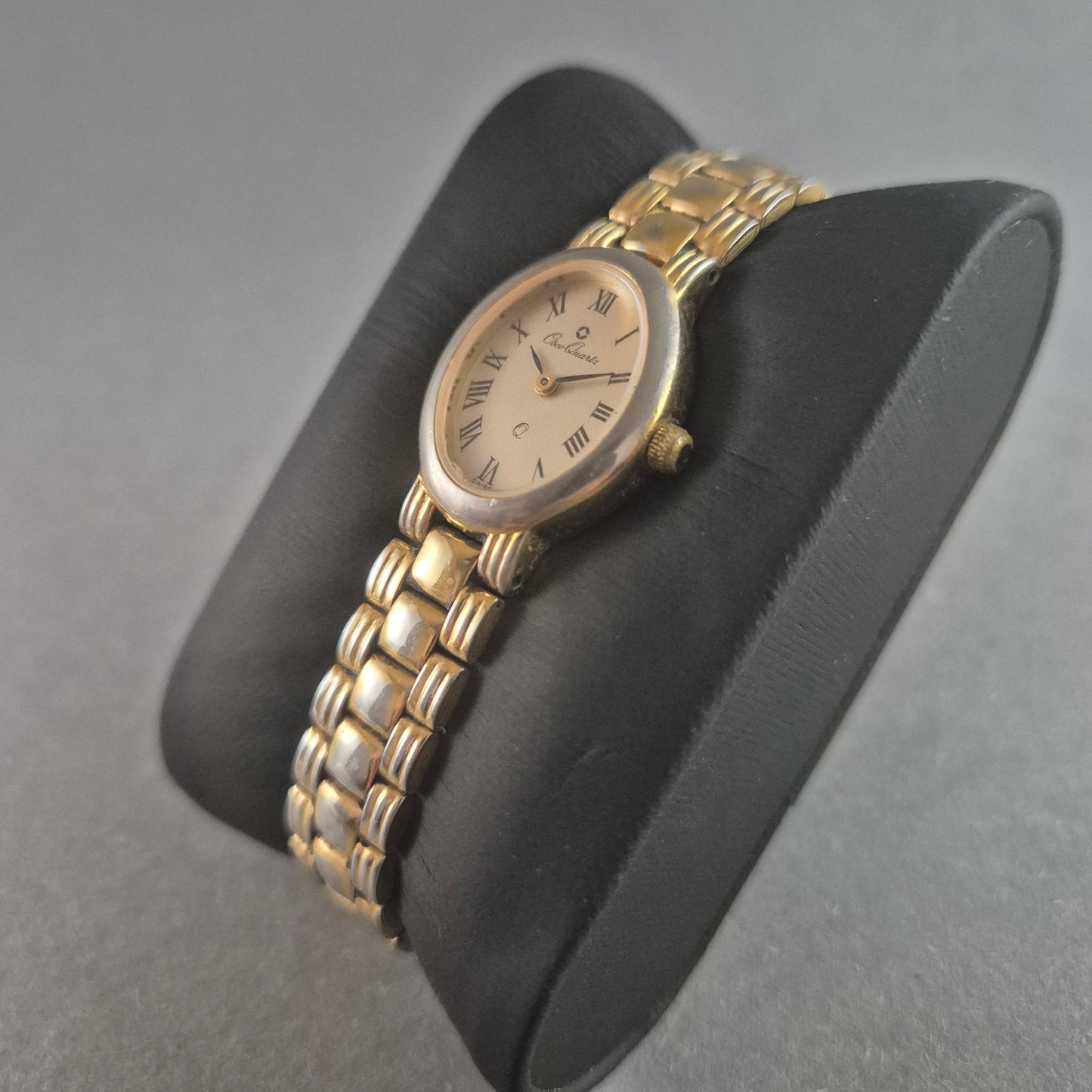 Elegante DuoQuartz Damenarmbanduhr – Klassisches Design mit Römischen Ziffern
