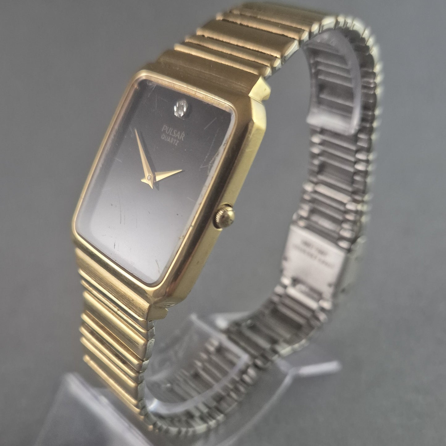 Elegante Pulsar Herrenarmbanduhr – Zeitloses Design in Goldoptik