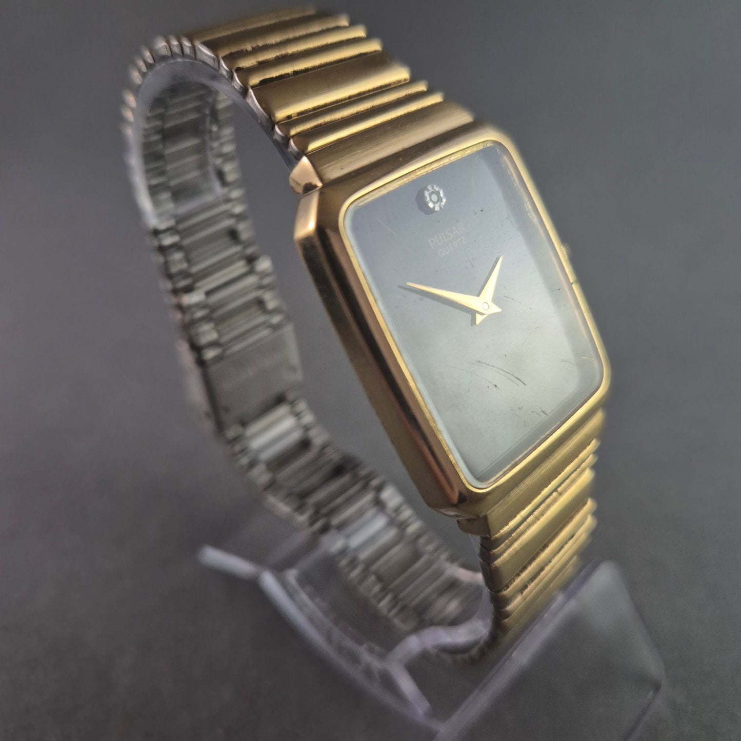 Elegante Pulsar Herrenarmbanduhr – Zeitloses Design in Goldoptik