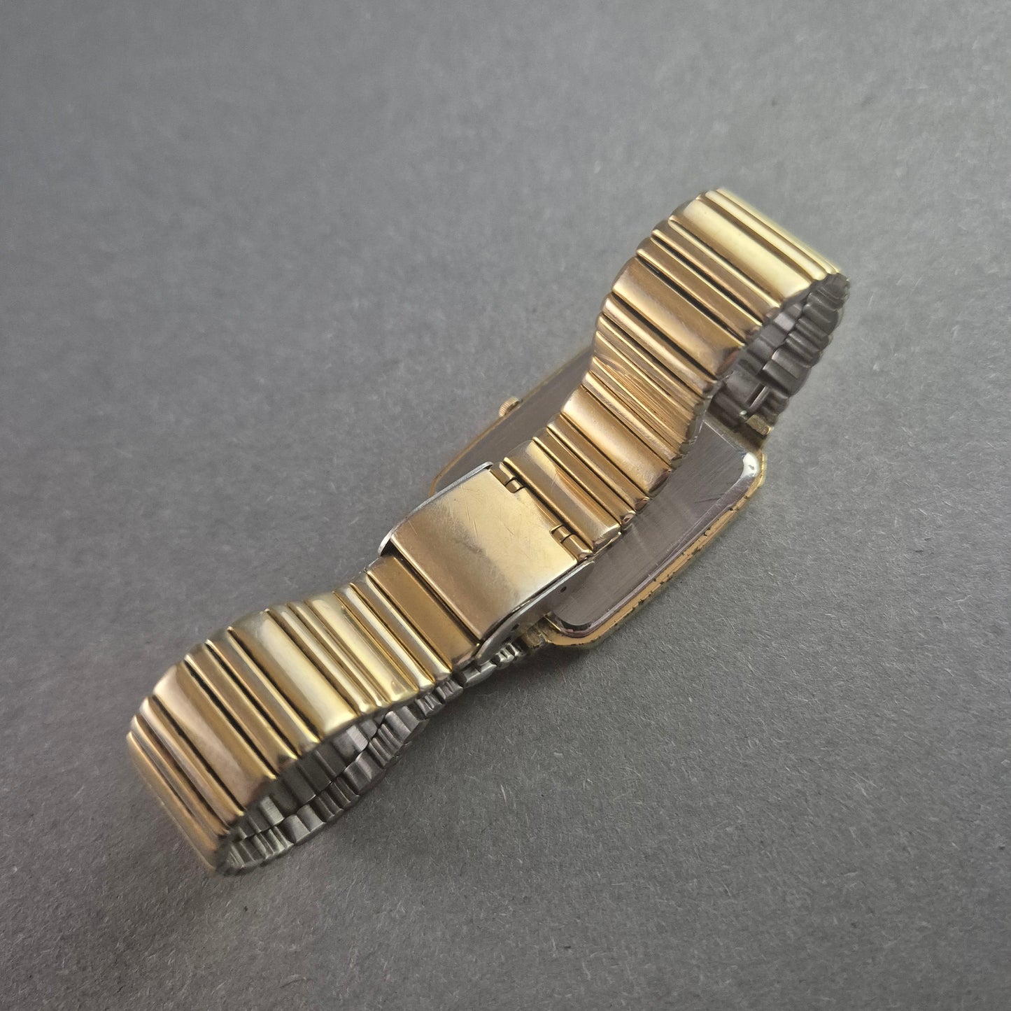 Elegante Pulsar Herrenarmbanduhr – Zeitloses Design in Goldoptik