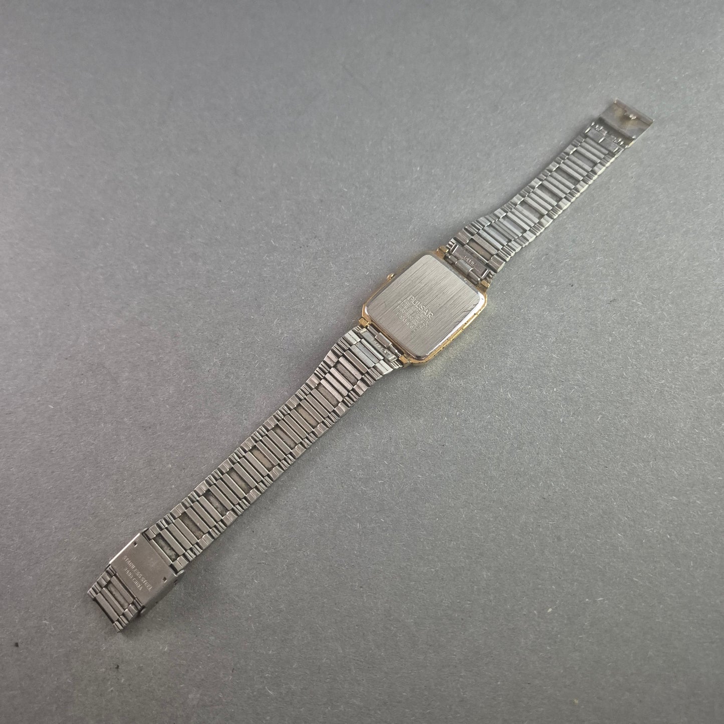 Elegante Pulsar Herrenarmbanduhr – Zeitloses Design in Goldoptik