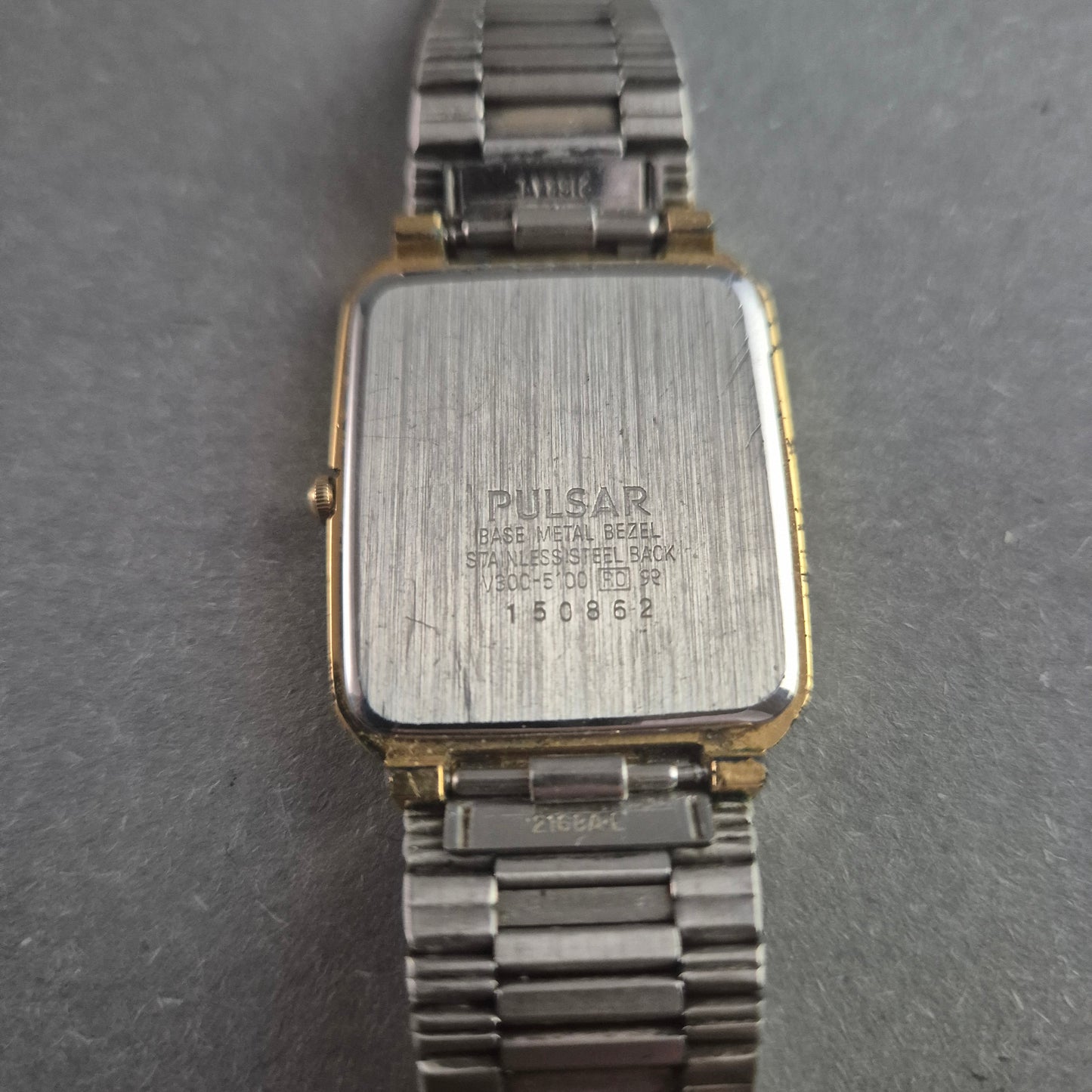 Elegante Pulsar Herrenarmbanduhr – Zeitloses Design in Goldoptik