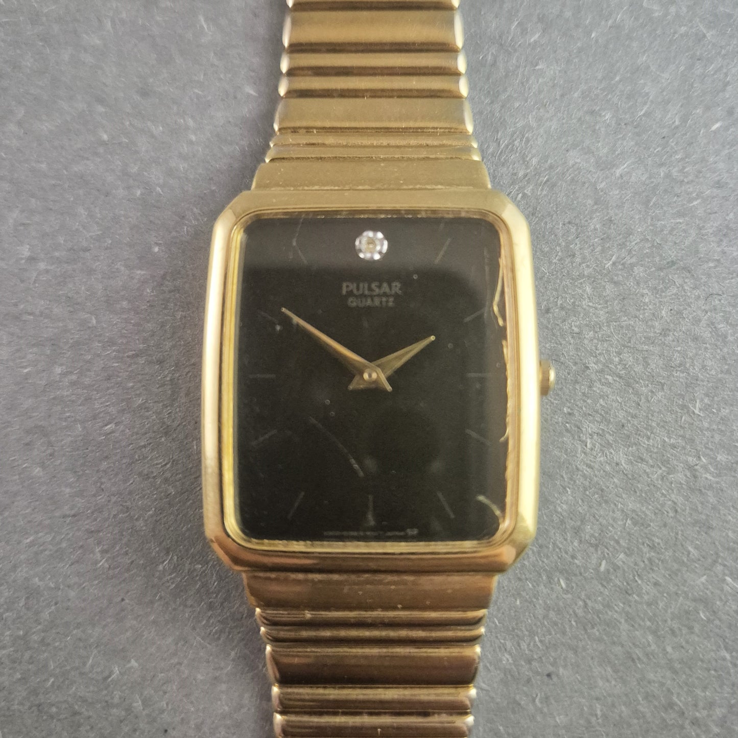 Elegante Pulsar Herrenarmbanduhr – Zeitloses Design in Goldoptik