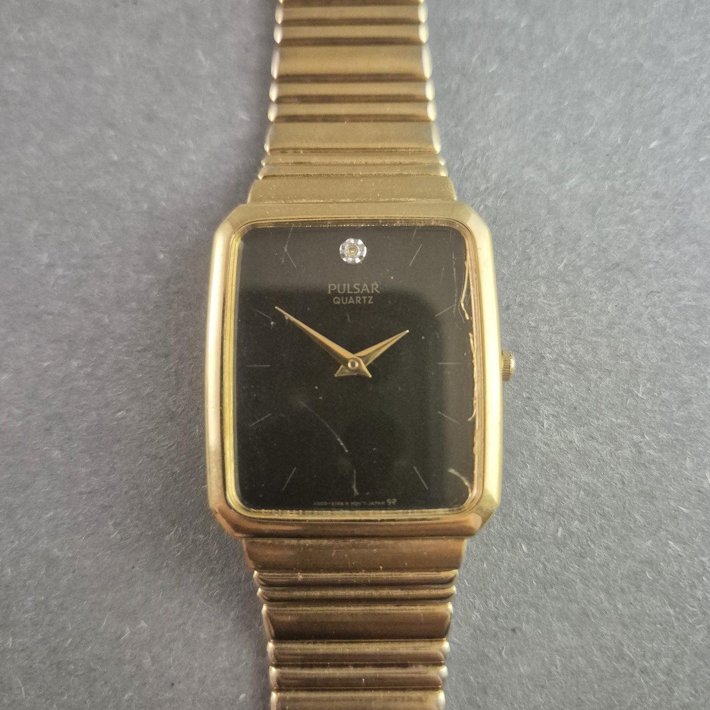 Elegante Pulsar Herrenarmbanduhr – Zeitloses Design in Goldoptik