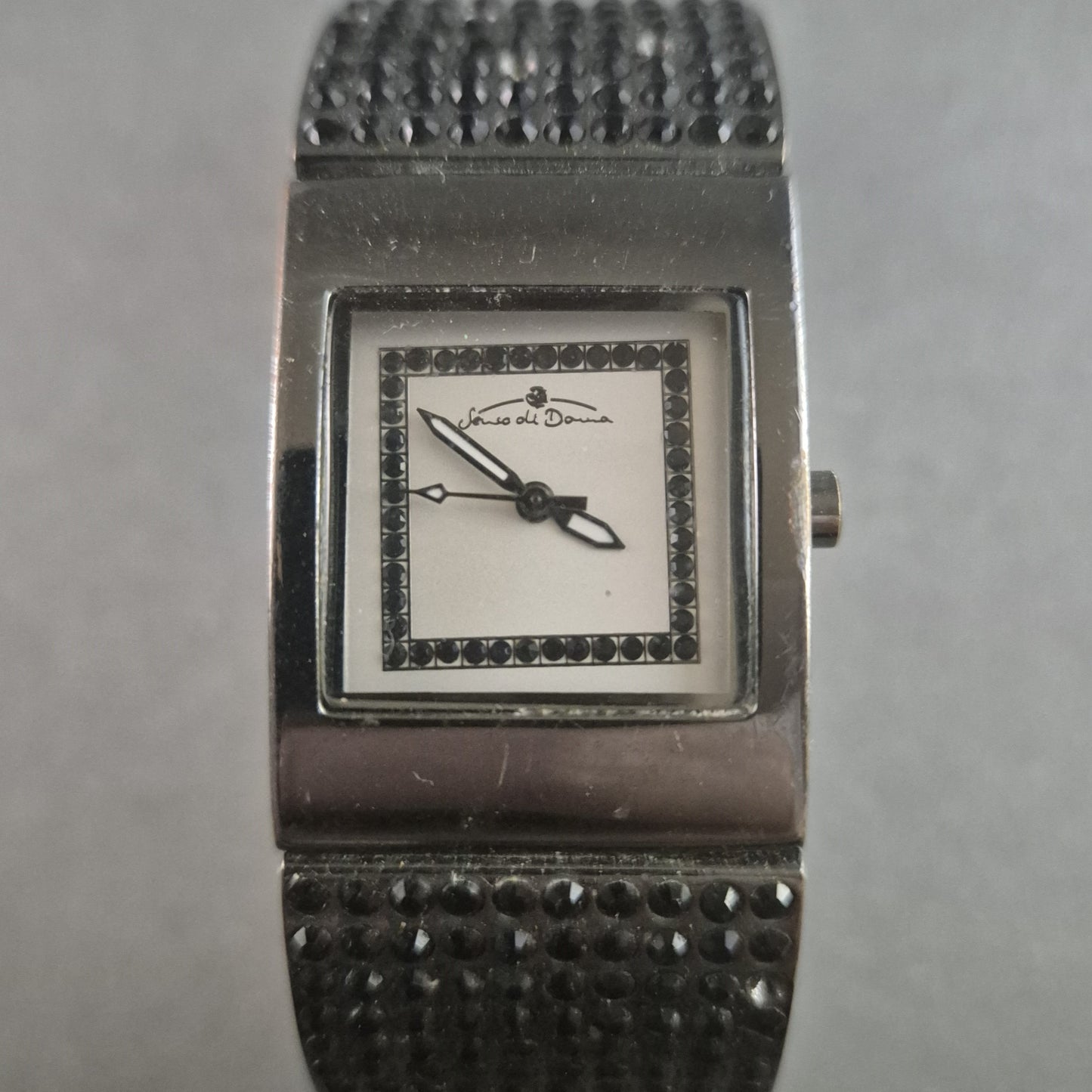 Elegante Pulsar Damenarmbanduhr – Zeitloses Design mit Goldakzenten