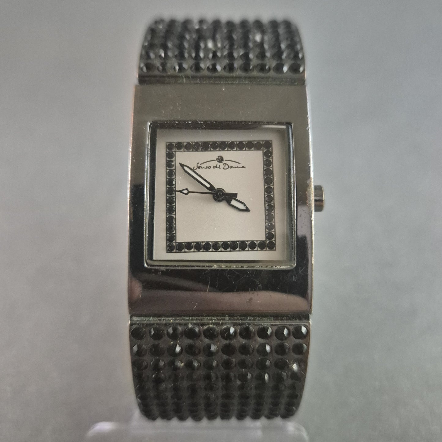 Elegante Pulsar Damenarmbanduhr – Zeitloses Design mit Goldakzenten