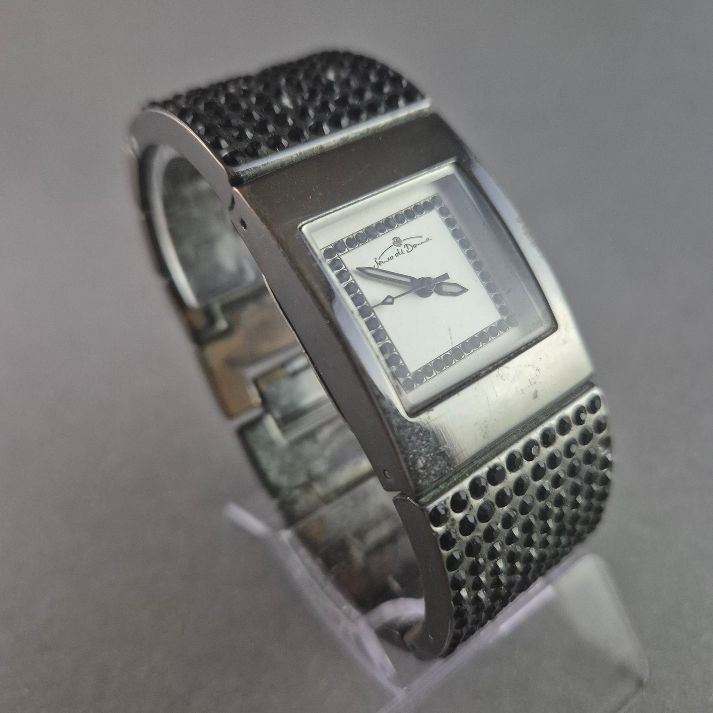 Elegante Pulsar Damenarmbanduhr – Zeitloses Design mit Goldakzenten