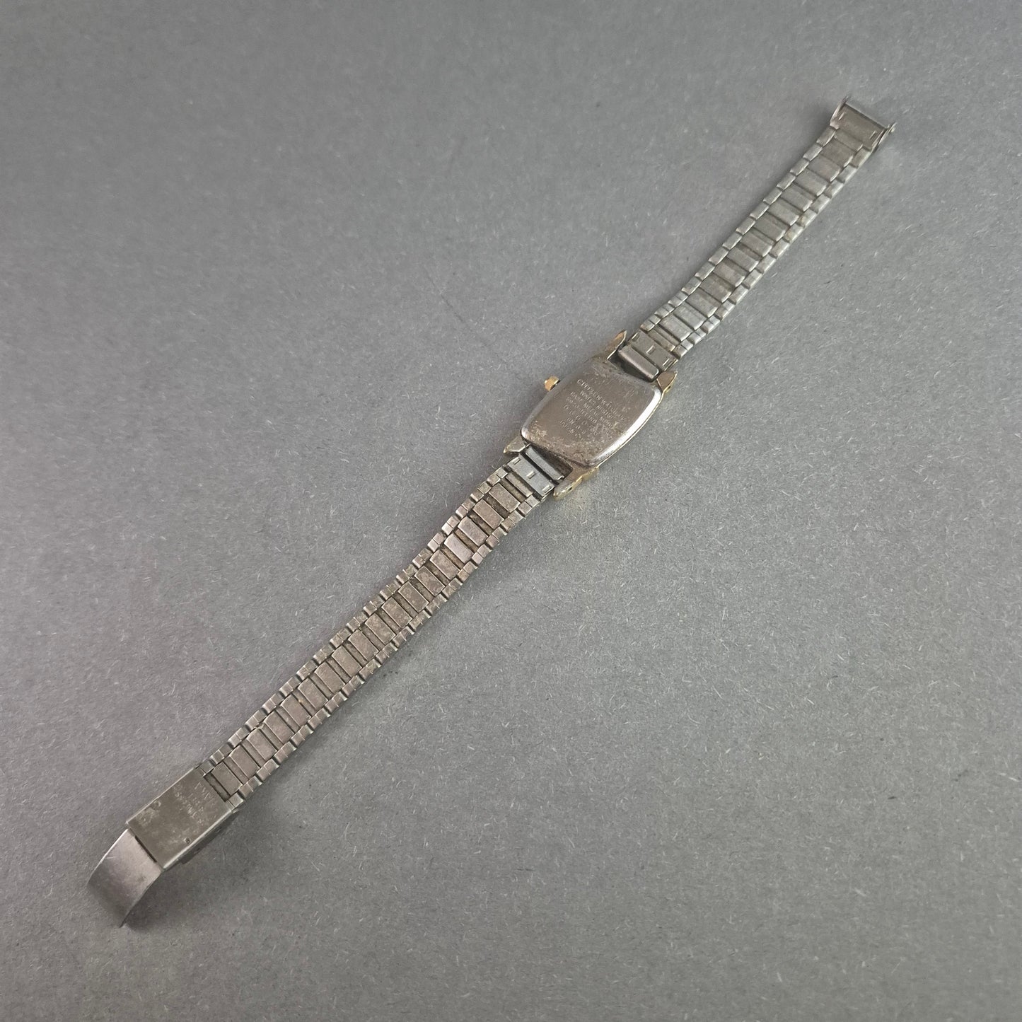 Elegante Citizen Damenarmbanduhr – Vintage-Design mit Gold-Akzenten