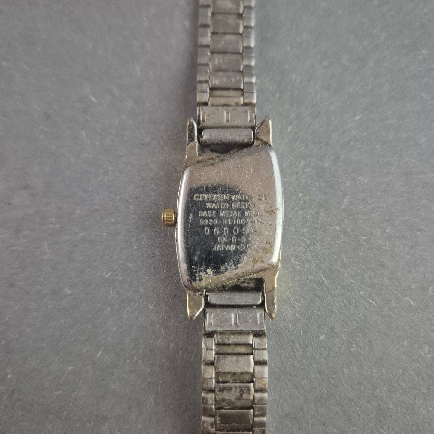 Elegante Citizen Damenarmbanduhr – Vintage-Design mit Gold-Akzenten