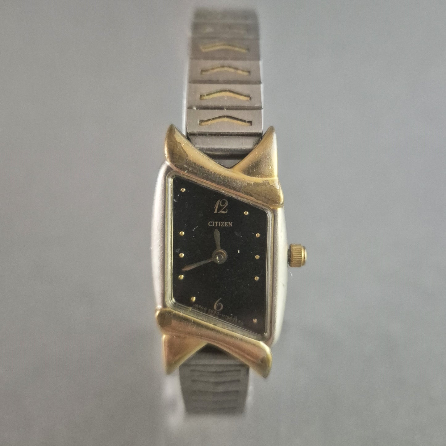 Elegante Citizen Damenarmbanduhr – Vintage-Design mit Gold-Akzenten