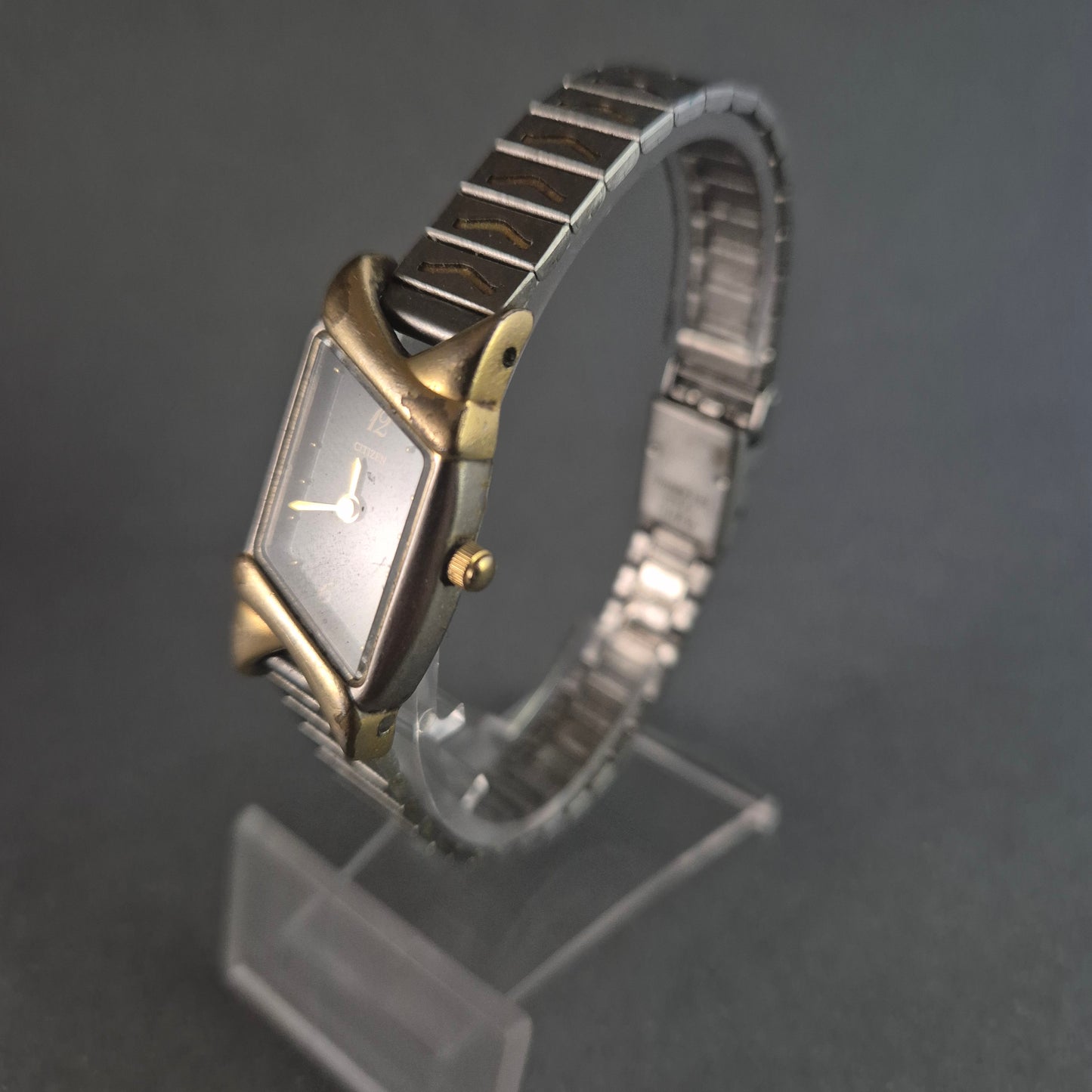 Elegante Citizen Damenarmbanduhr – Vintage-Design mit Gold-Akzenten