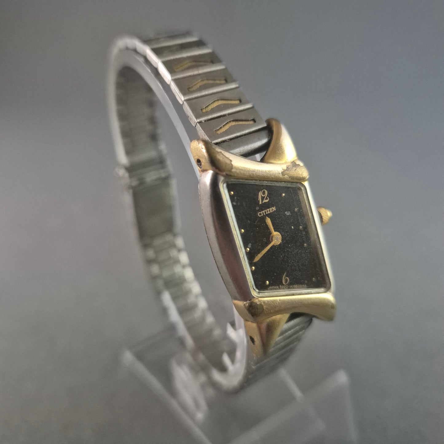 Elegante Citizen Damenarmbanduhr – Vintage-Design mit Gold-Akzenten