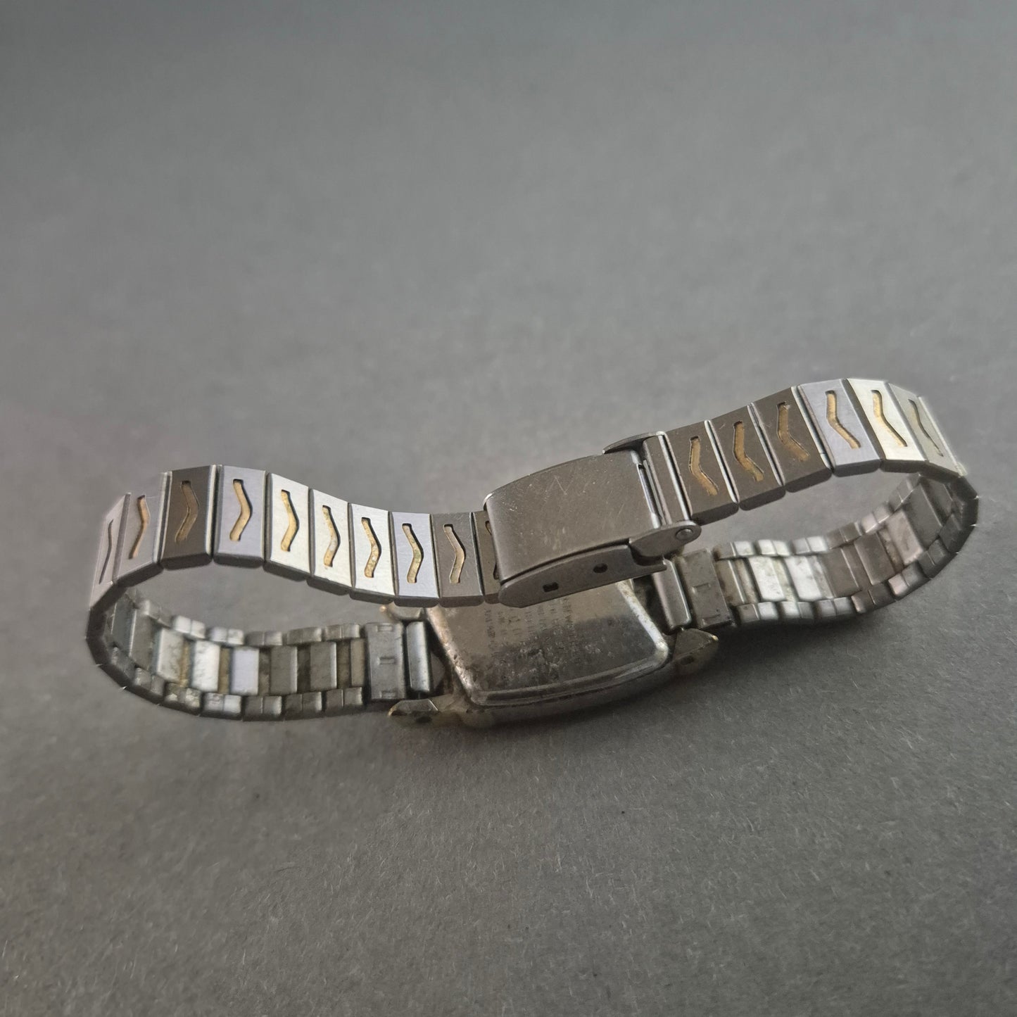 Elegante Citizen Damenarmbanduhr – Vintage-Design mit Gold-Akzenten