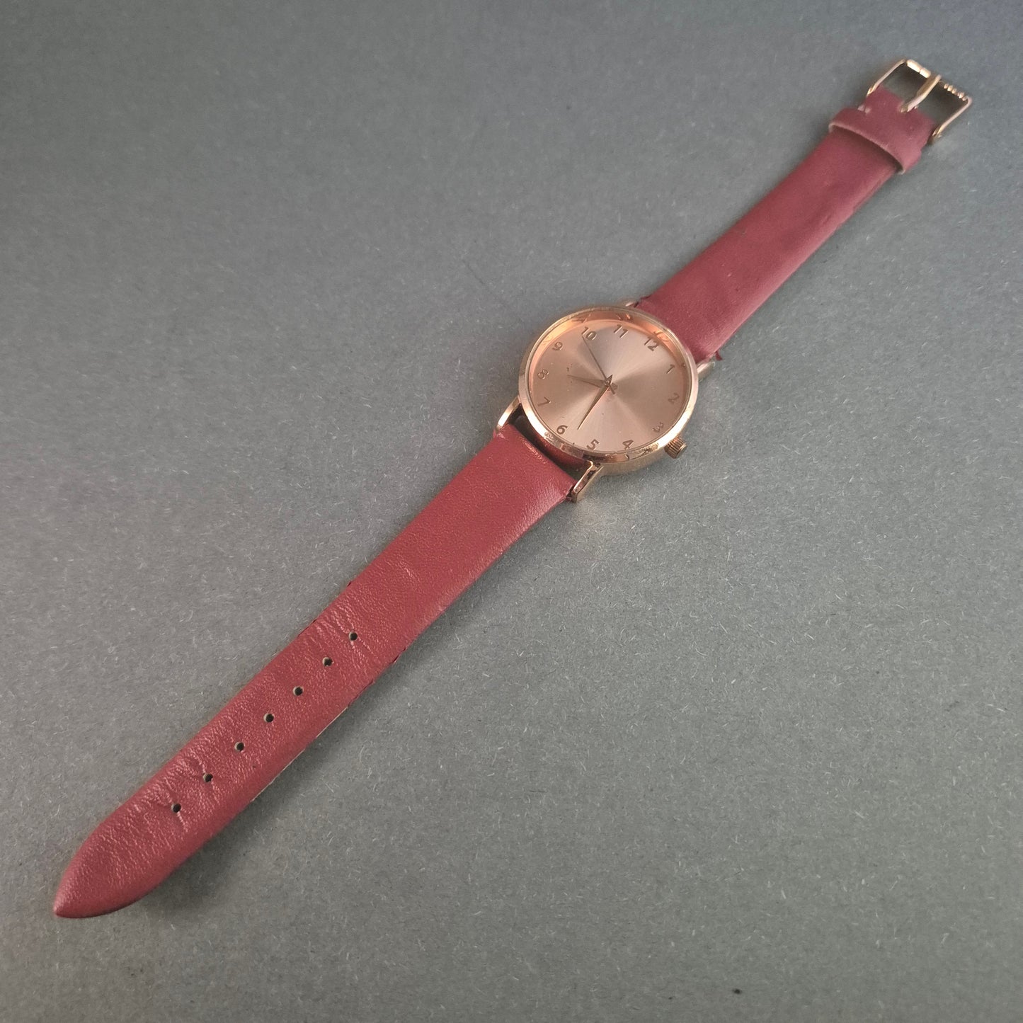 Modische Ernsting's Family Damenarmbanduhr – Roségold mit rotem Lederarmband