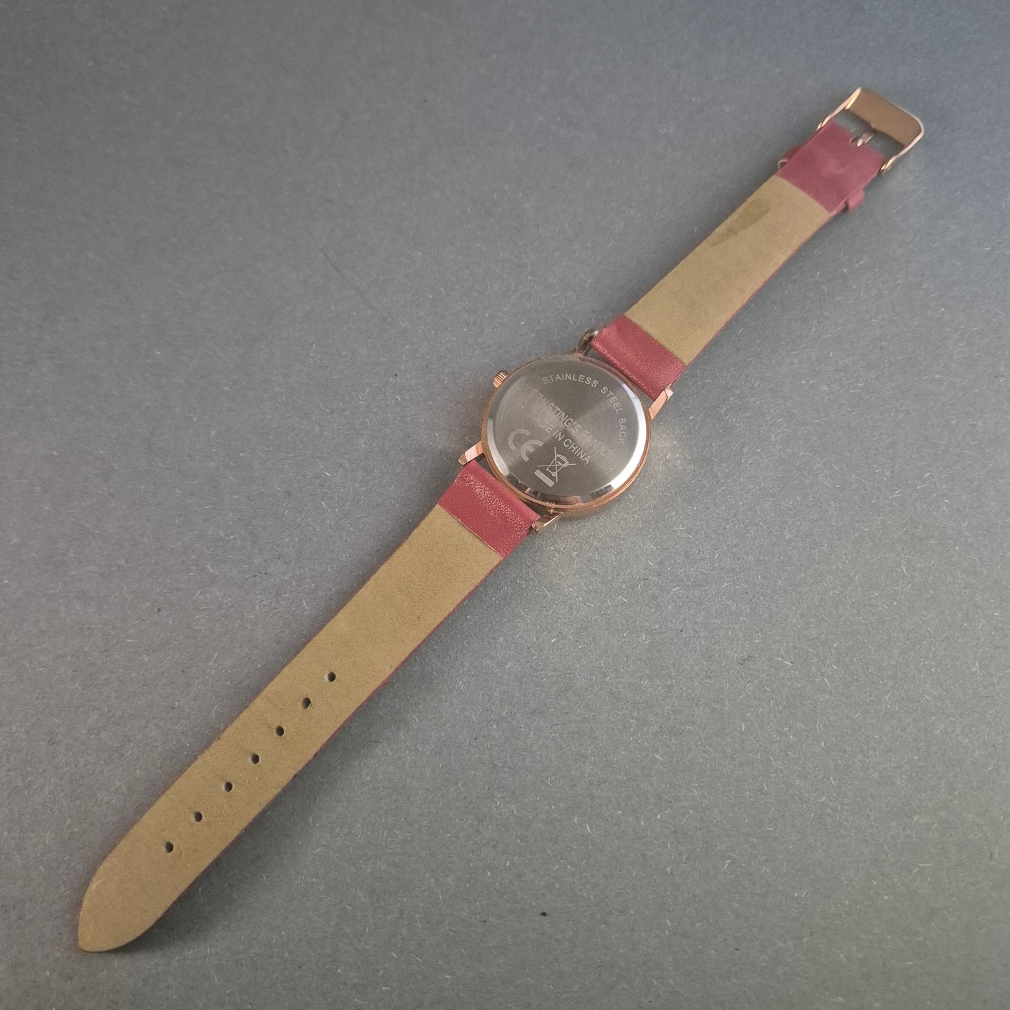 Modische Ernsting's Family Damenarmbanduhr – Roségold mit rotem Lederarmband