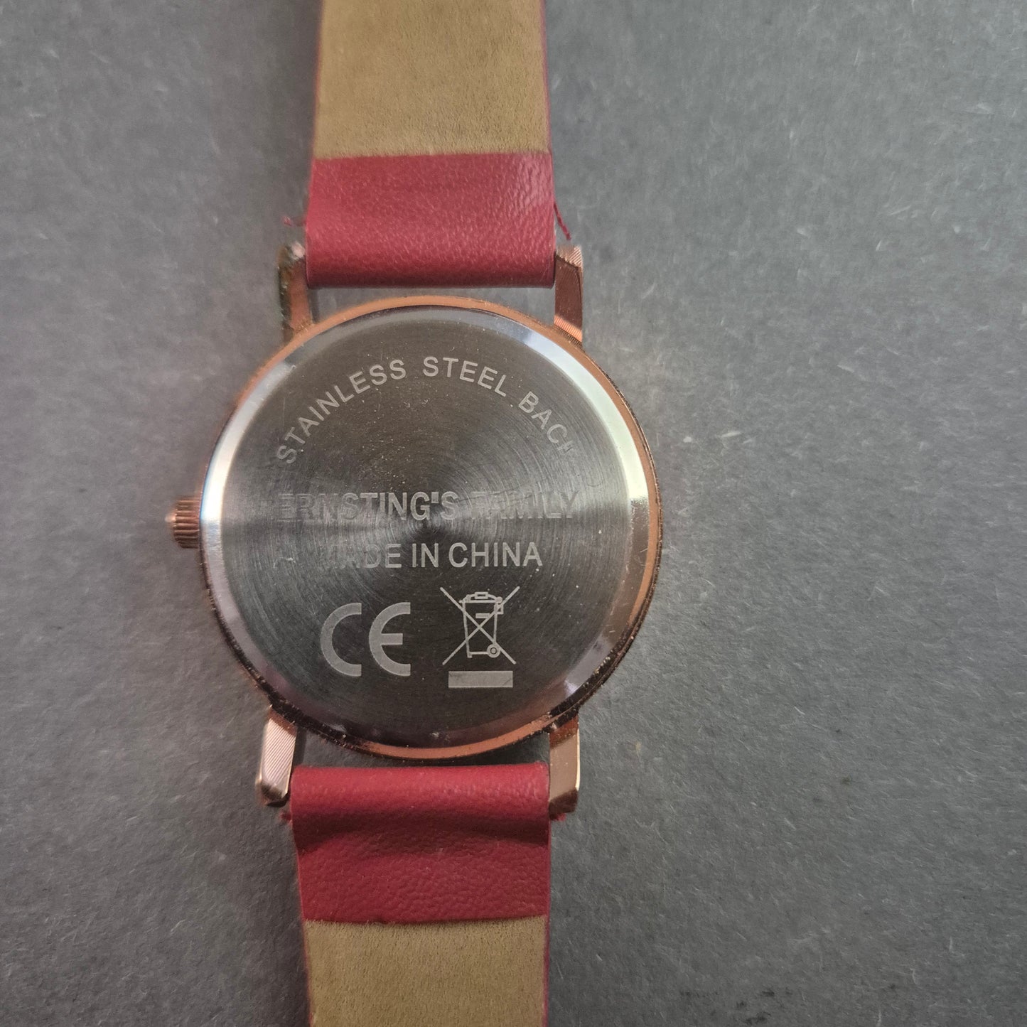 Modische Ernsting's Family Damenarmbanduhr – Roségold mit rotem Lederarmband