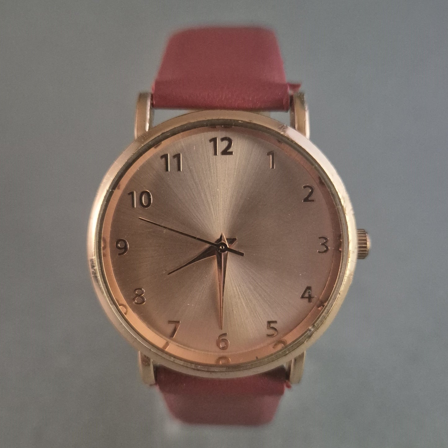 Modische Ernsting's Family Damenarmbanduhr – Roségold mit rotem Lederarmband