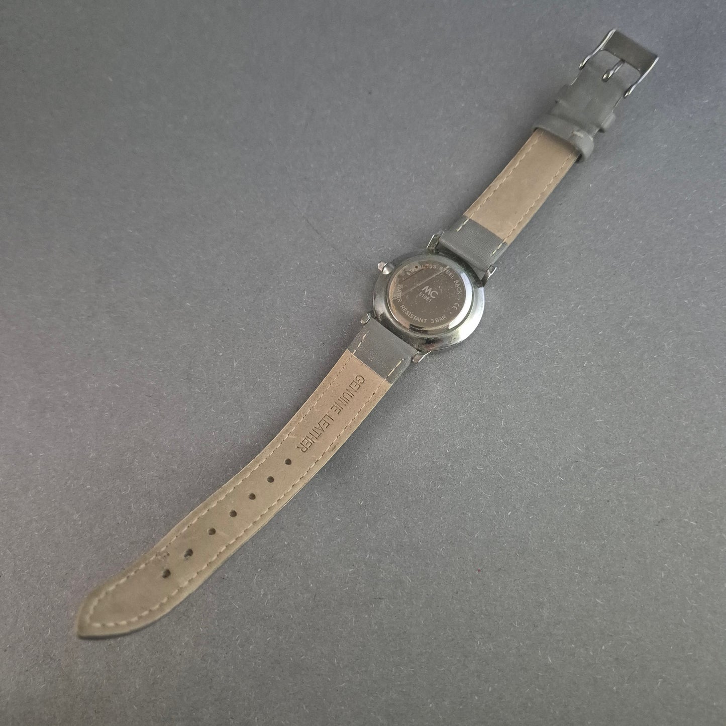 Elegante MC Armbanduhr – Minimalistisches Design mit grauem Lederarmband