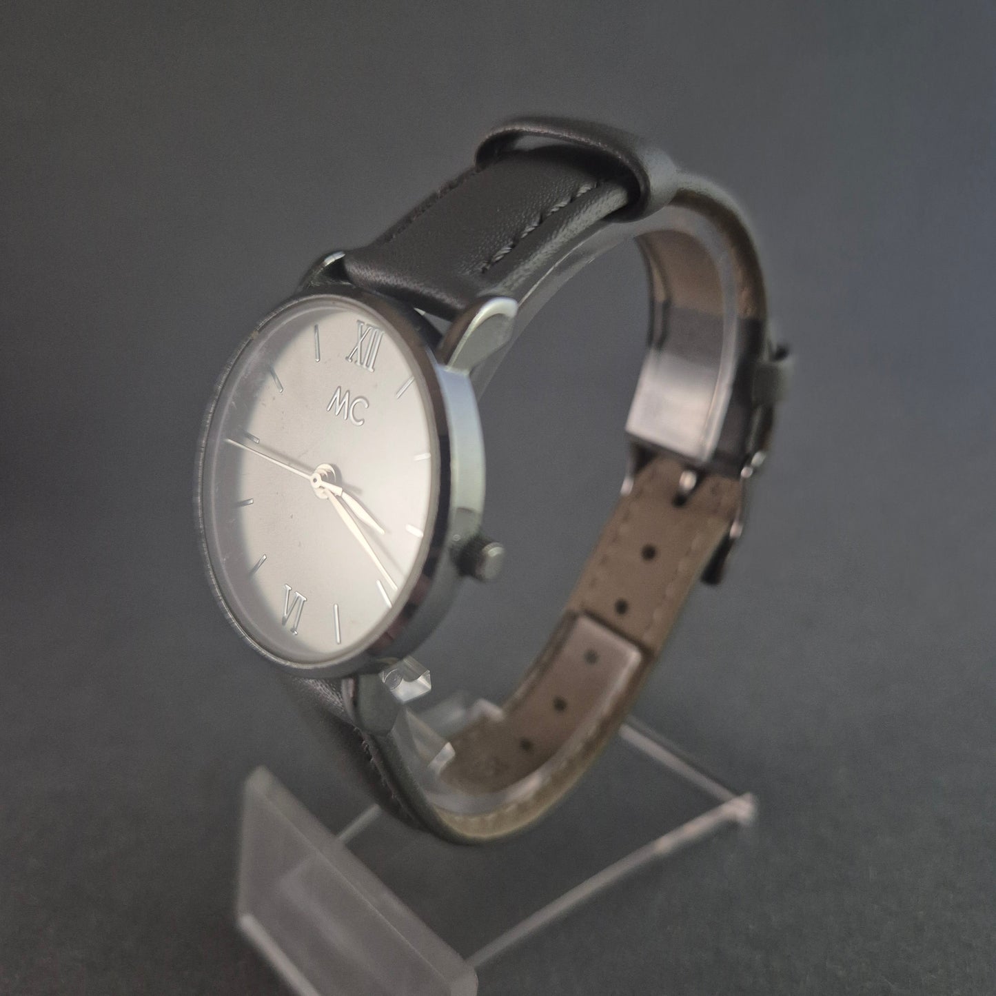 Elegante MC Armbanduhr – Minimalistisches Design mit grauem Lederarmband