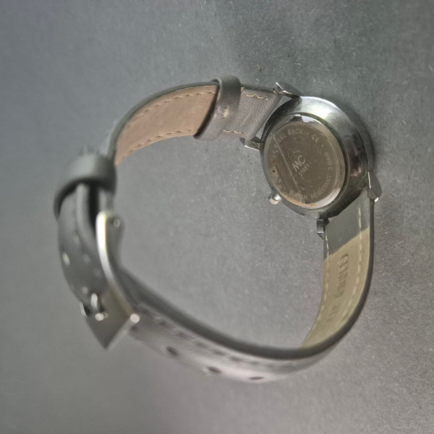 Elegante MC Armbanduhr – Minimalistisches Design mit grauem Lederarmband