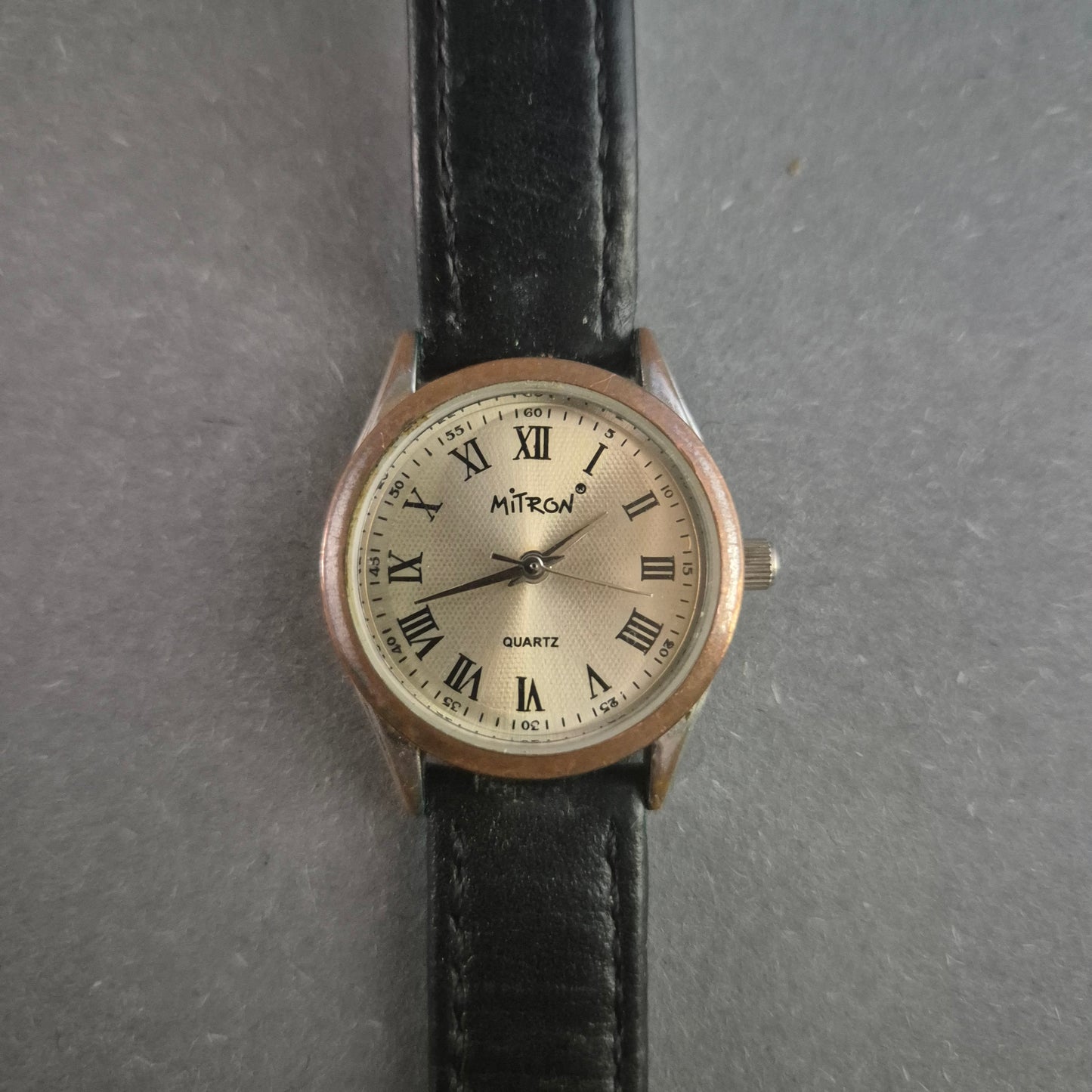 Klassische Mitron Armbanduhr – Elegantes Design mit römischen Ziffern