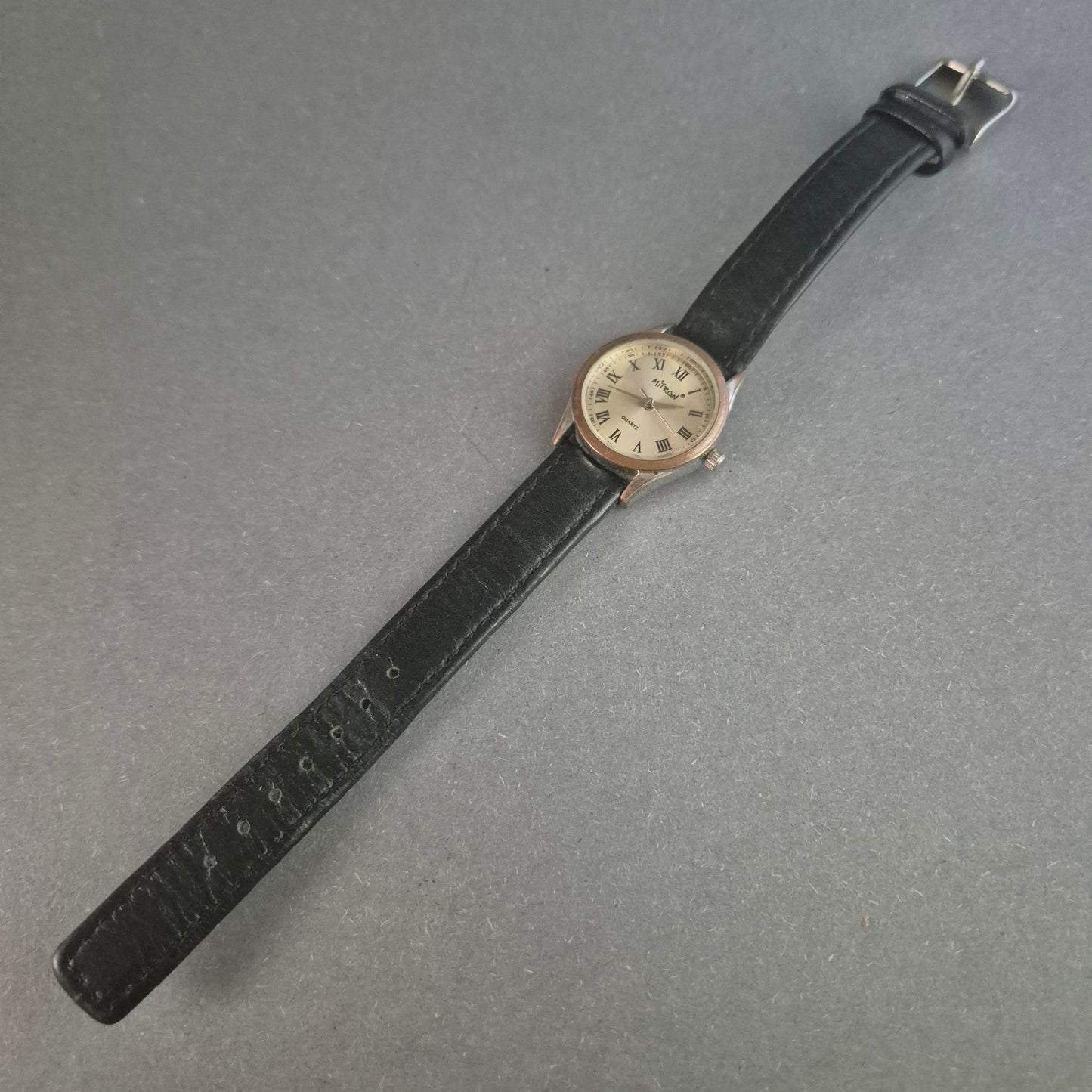 Klassische Mitron Armbanduhr – Elegantes Design mit römischen Ziffern