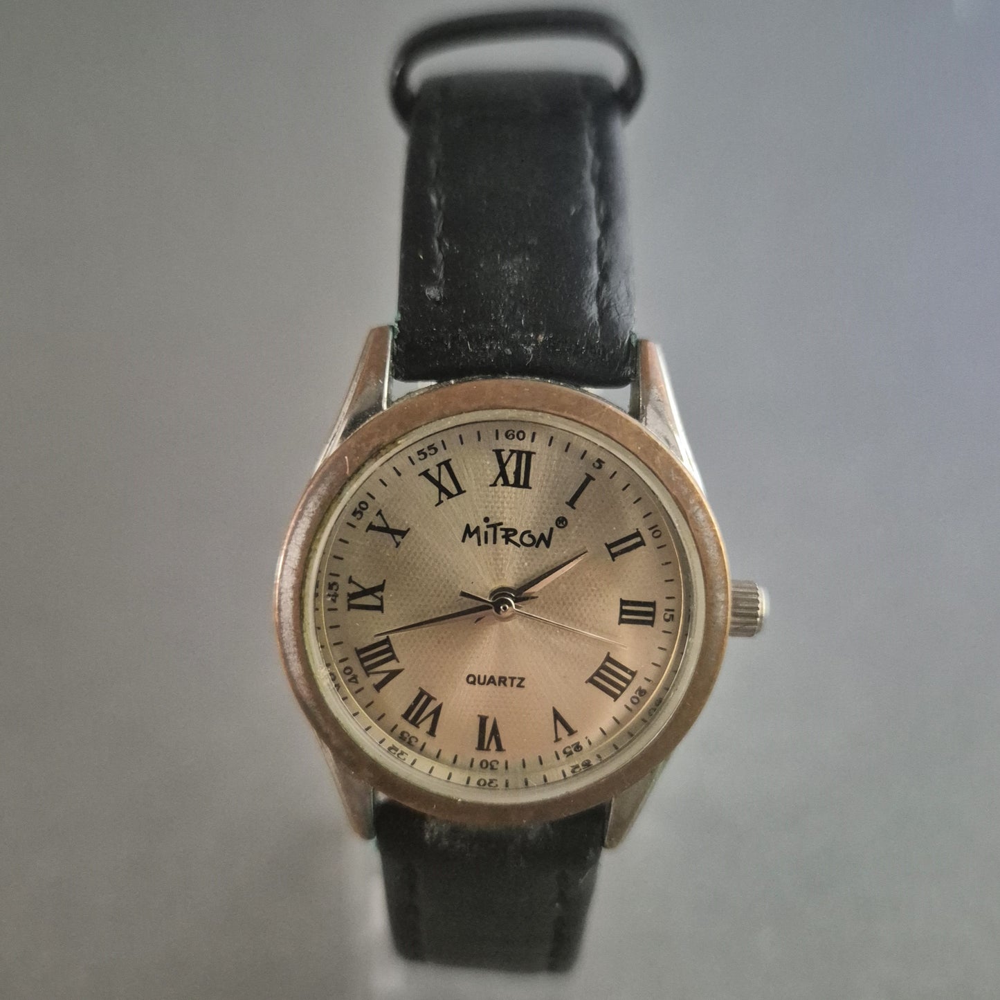 Klassische Mitron Armbanduhr – Elegantes Design mit römischen Ziffern