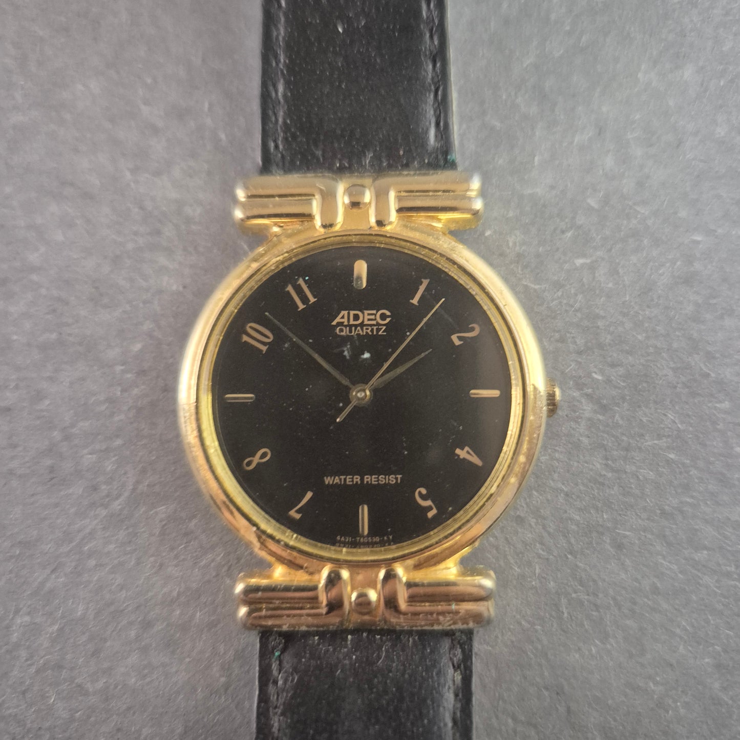 Elegante ADEC Herrenarmbanduhr – Klassisches Design mit Goldakzenten