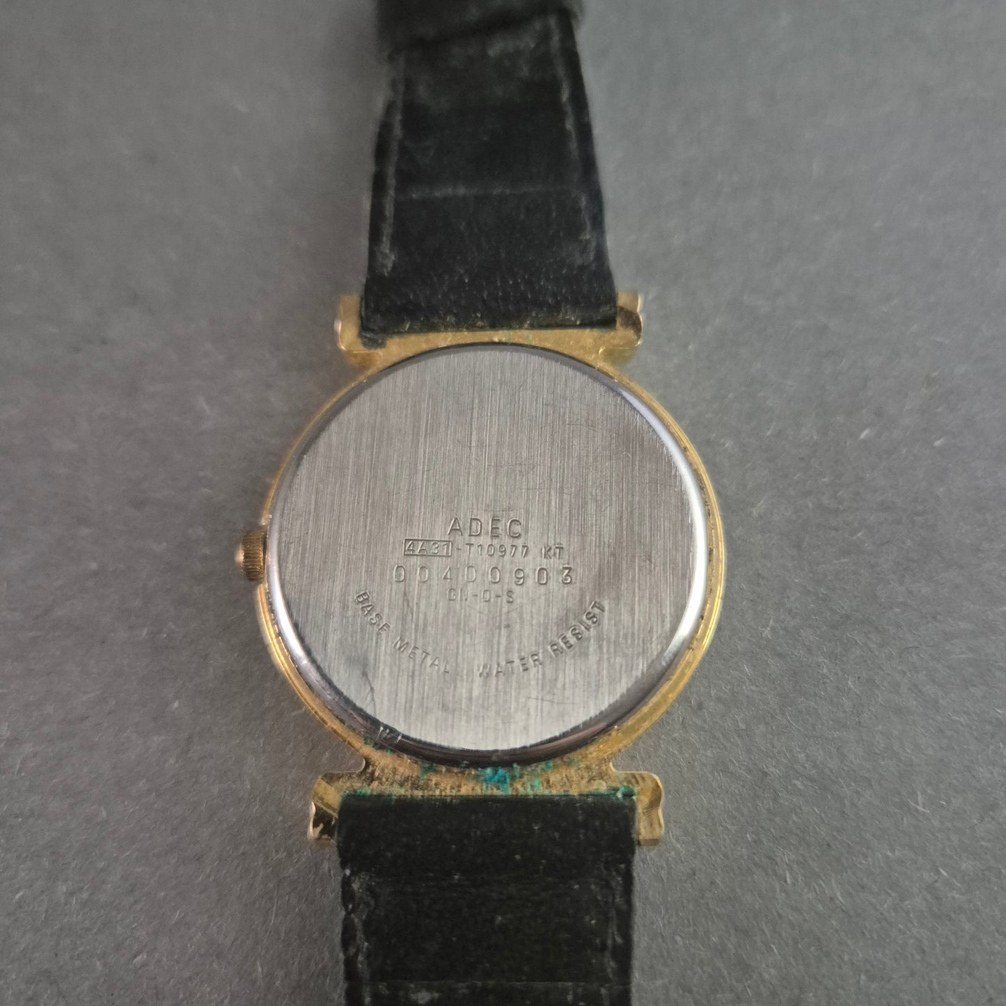 Elegante ADEC Herrenarmbanduhr – Klassisches Design mit Goldakzenten