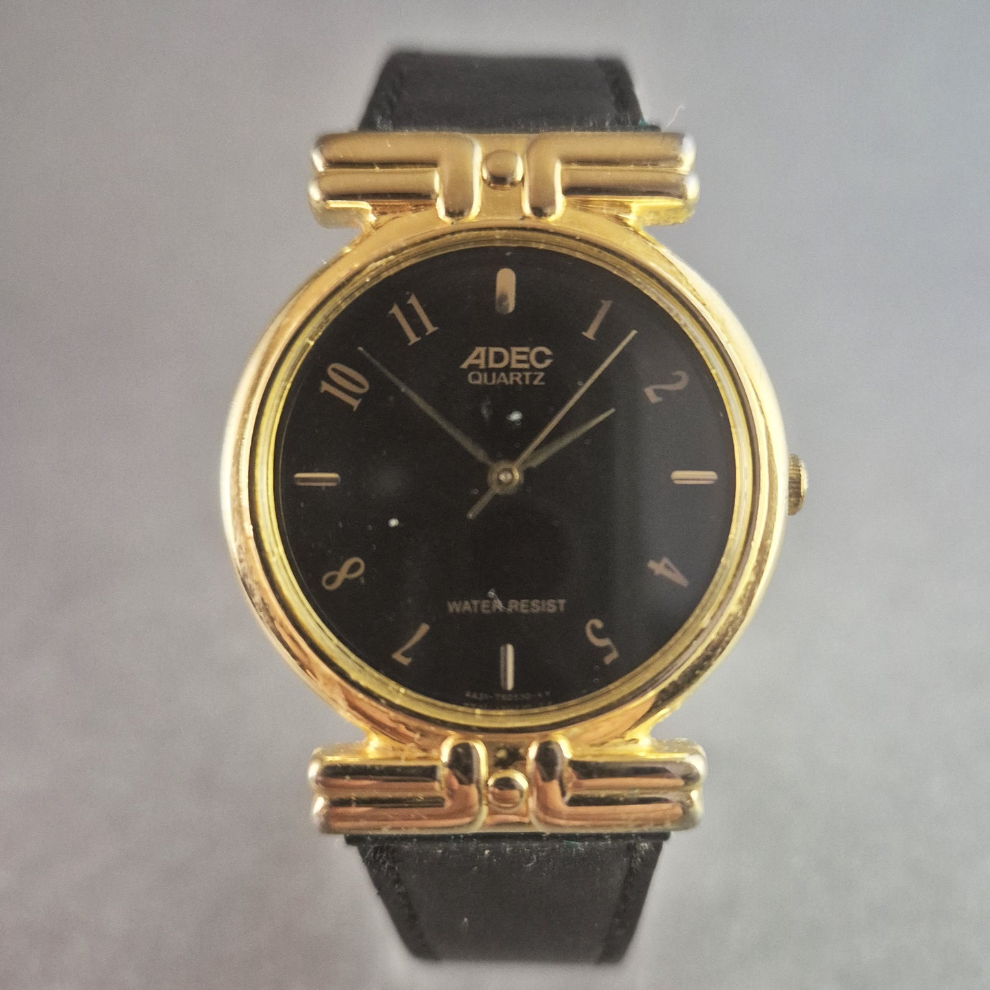 Elegante ADEC Herrenarmbanduhr – Klassisches Design mit Goldakzenten