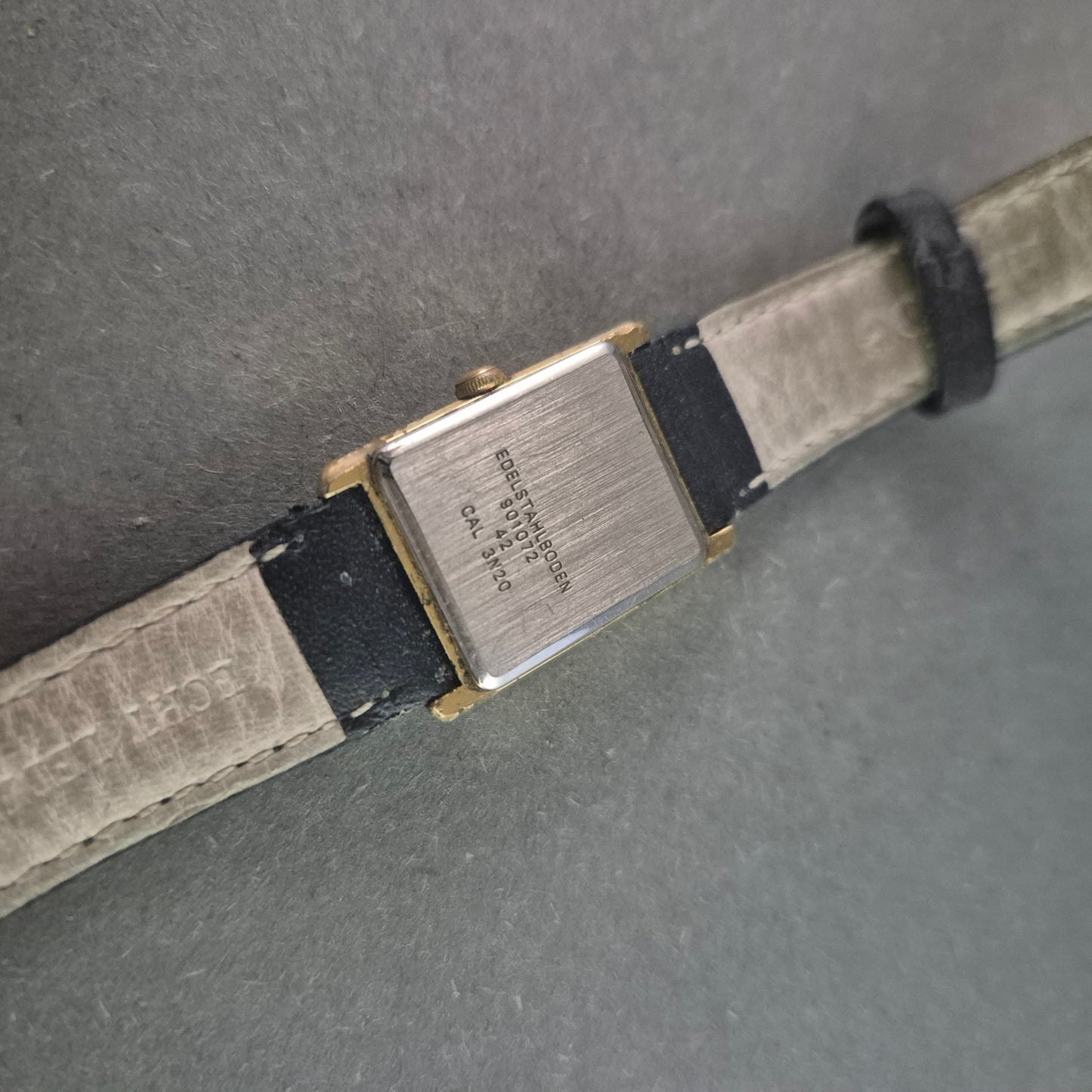 Elegante Dugena Damenarmbanduhr – Zeitloses Design mit Römischen Ziffern