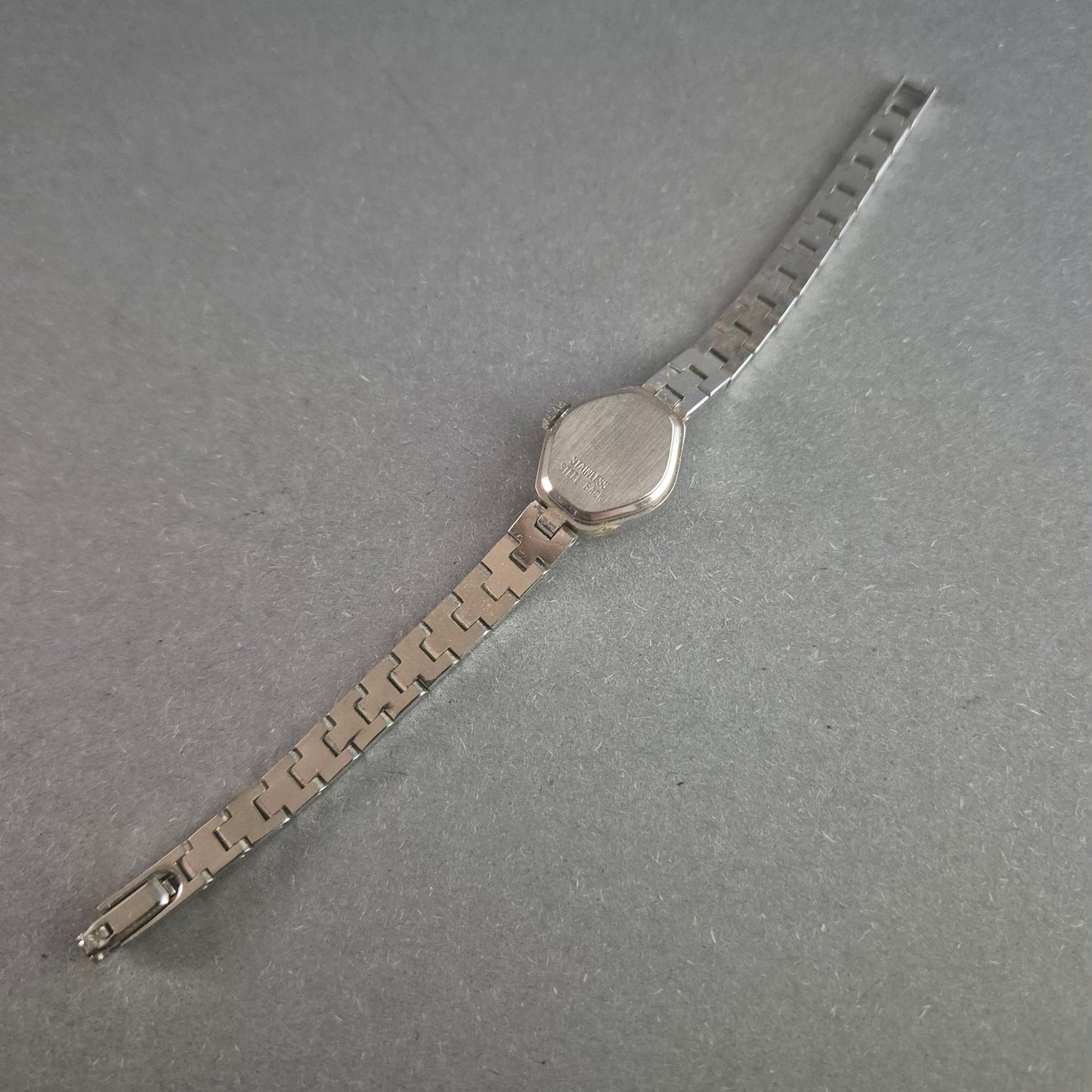 Vintage Tutima Damenarmbanduhr – Zeitloses Design mit 17 Rubinen