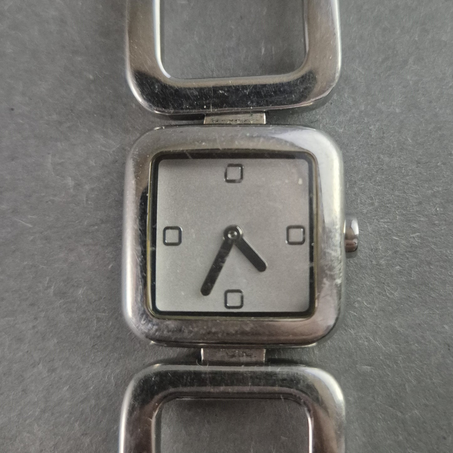 Stilvolle TCM Damenarmbanduhr aus Edelstahl mit Zifferblatt