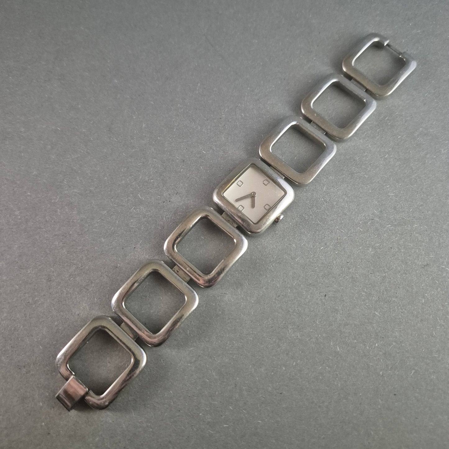 Stilvolle TCM Damenarmbanduhr aus Edelstahl mit Zifferblatt