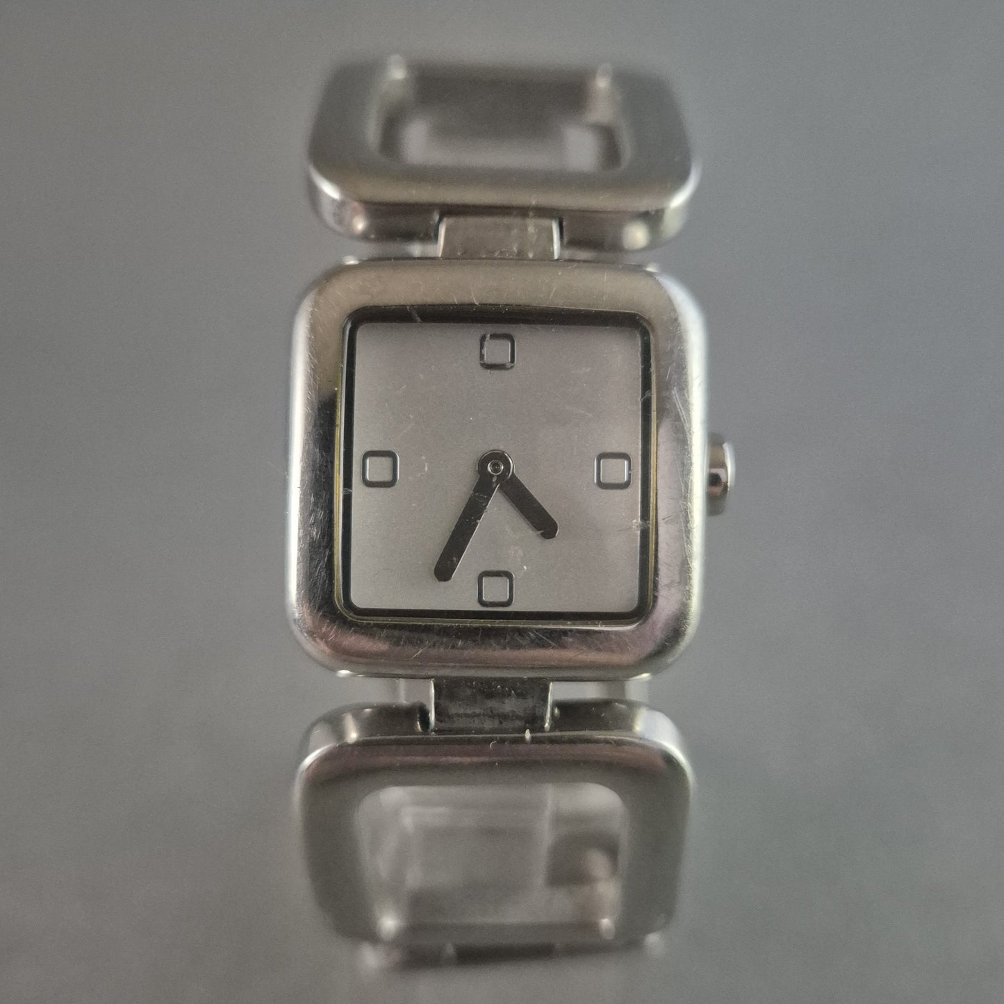 Stilvolle TCM Damenarmbanduhr aus Edelstahl mit Zifferblatt