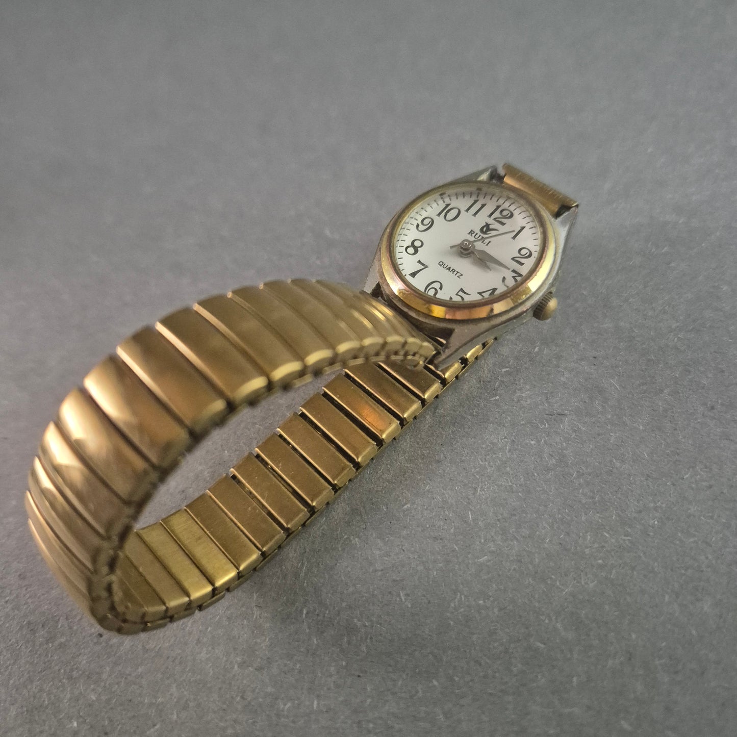 Klassische Ruili Damenarmbanduhr – Zeitloses Design mit Flexiblen Metallarmband