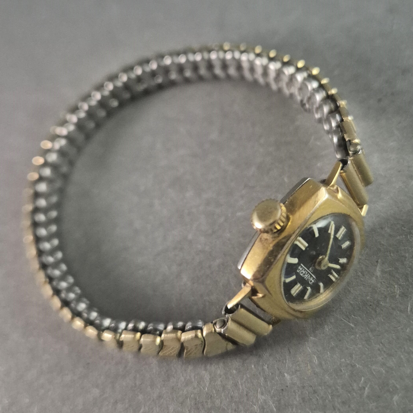 Vintage Ankra Damenarmbanduhr – Klassisches Design mit Goldakzenten