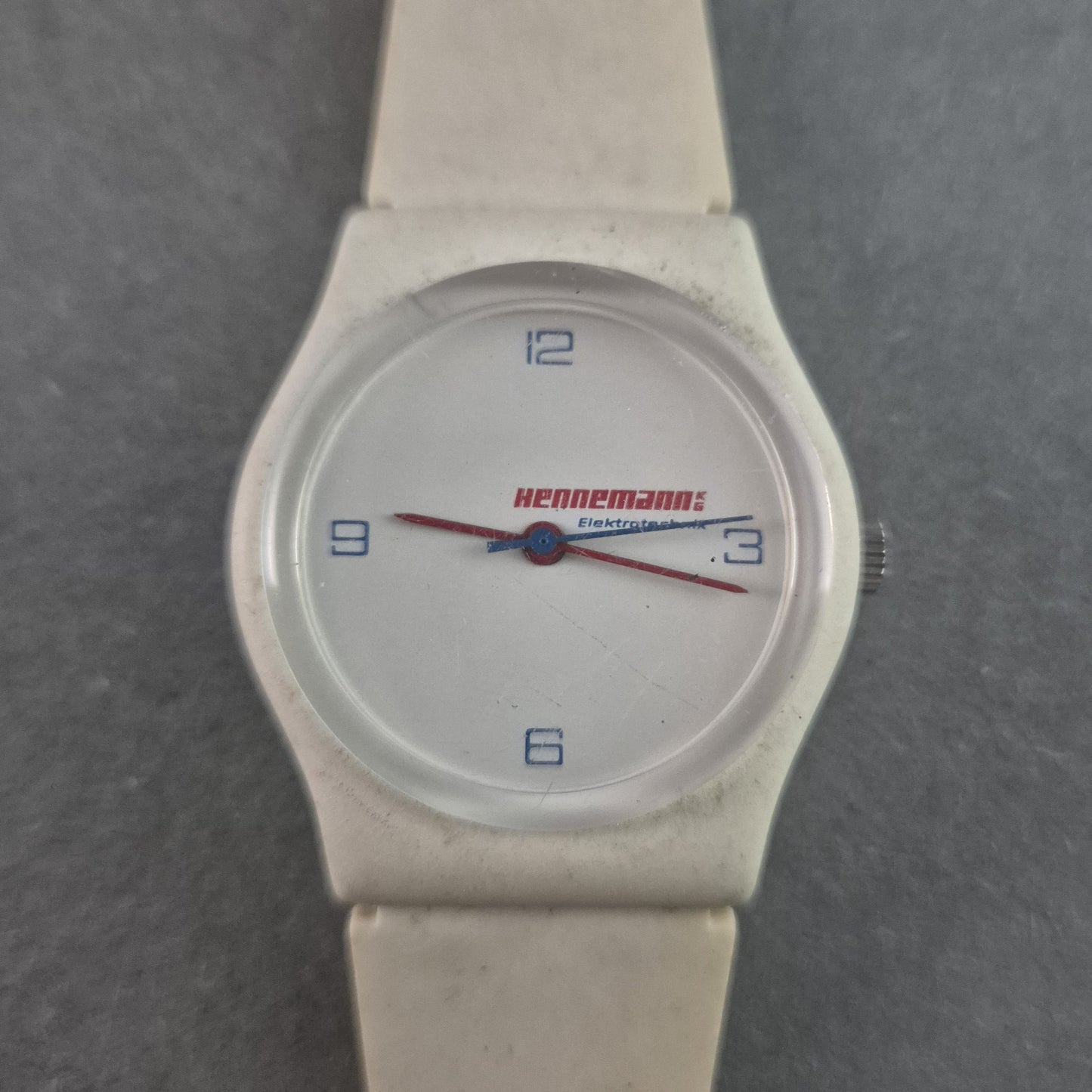 Retro Hennemann Armbanduhr – Minimalistisches Design in Weiß