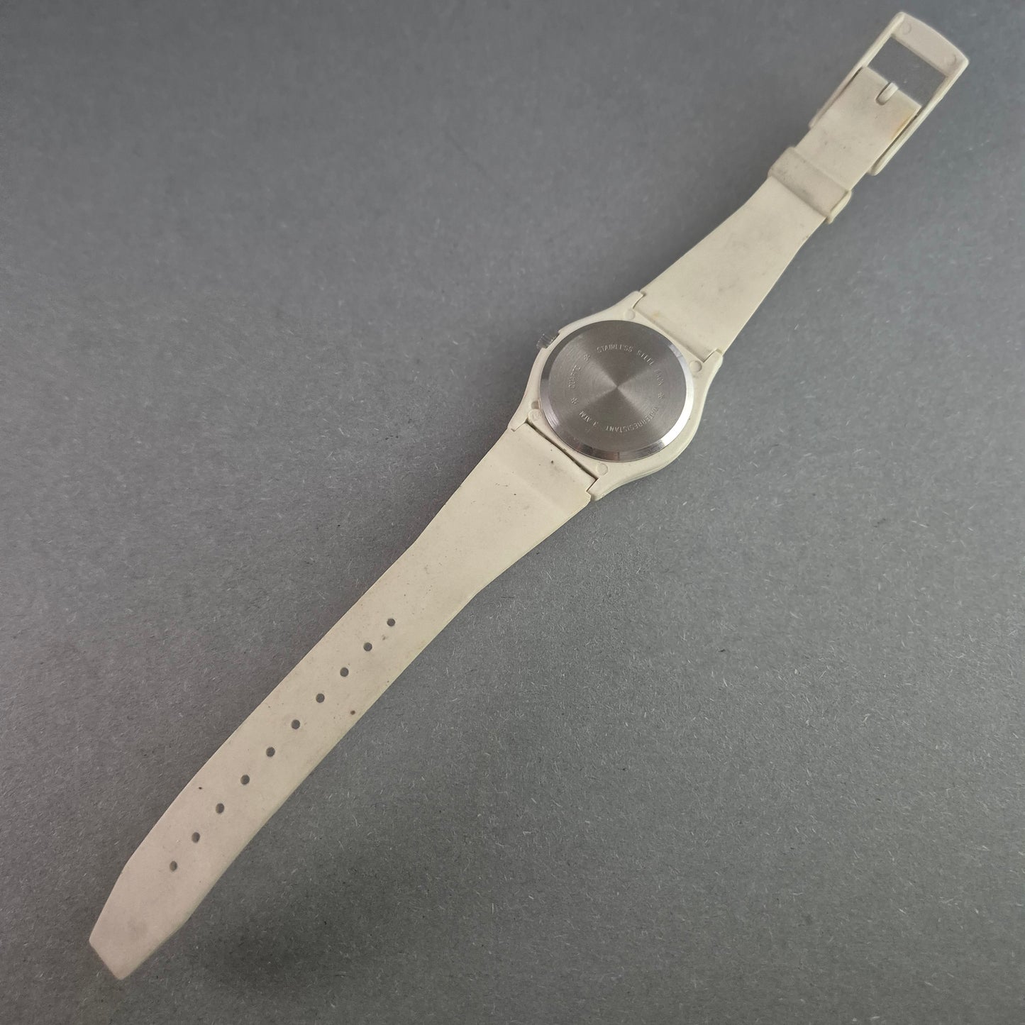 Retro Hennemann Armbanduhr – Minimalistisches Design in Weiß