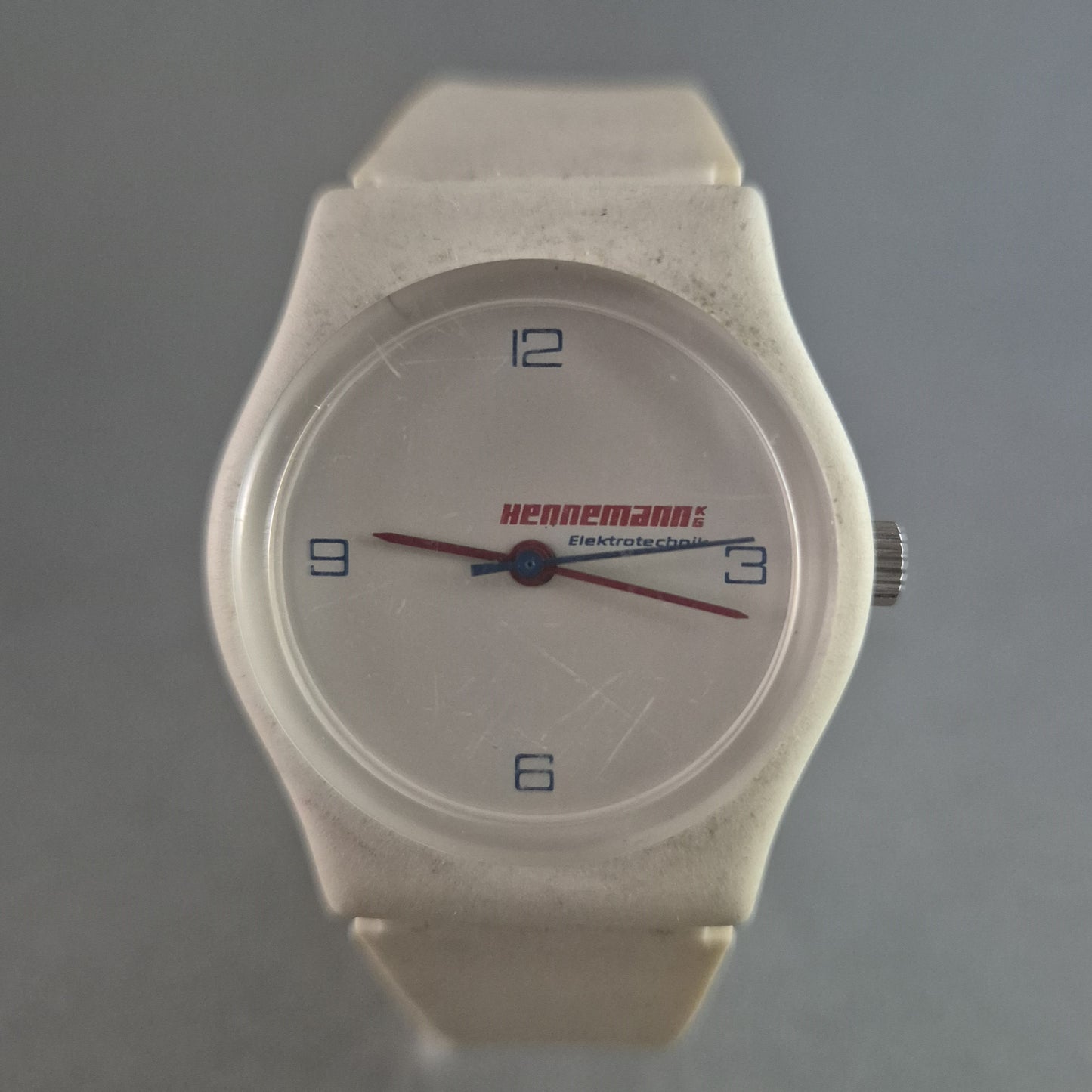 Retro Hennemann Armbanduhr – Minimalistisches Design in Weiß