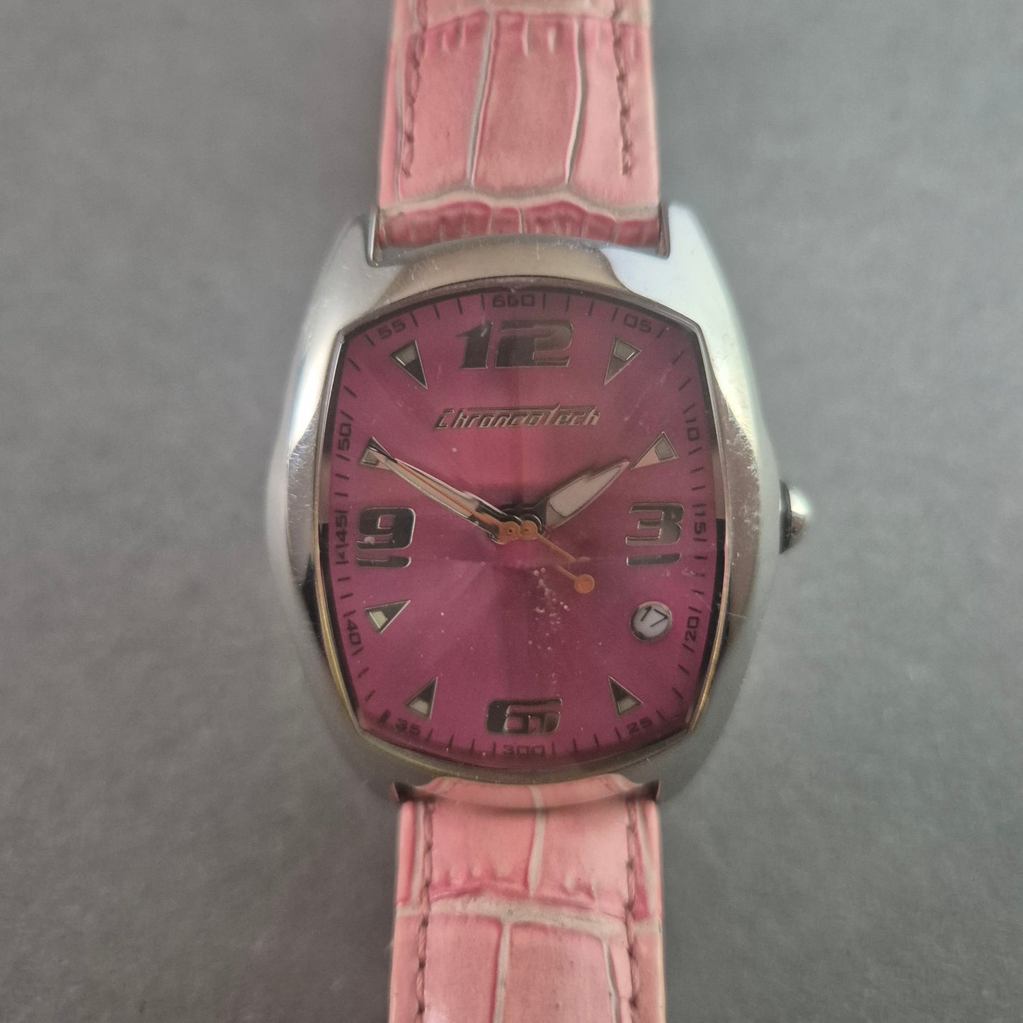 Stylische Chronotech Damenarmbanduhr – Extravagantes Design in Pink