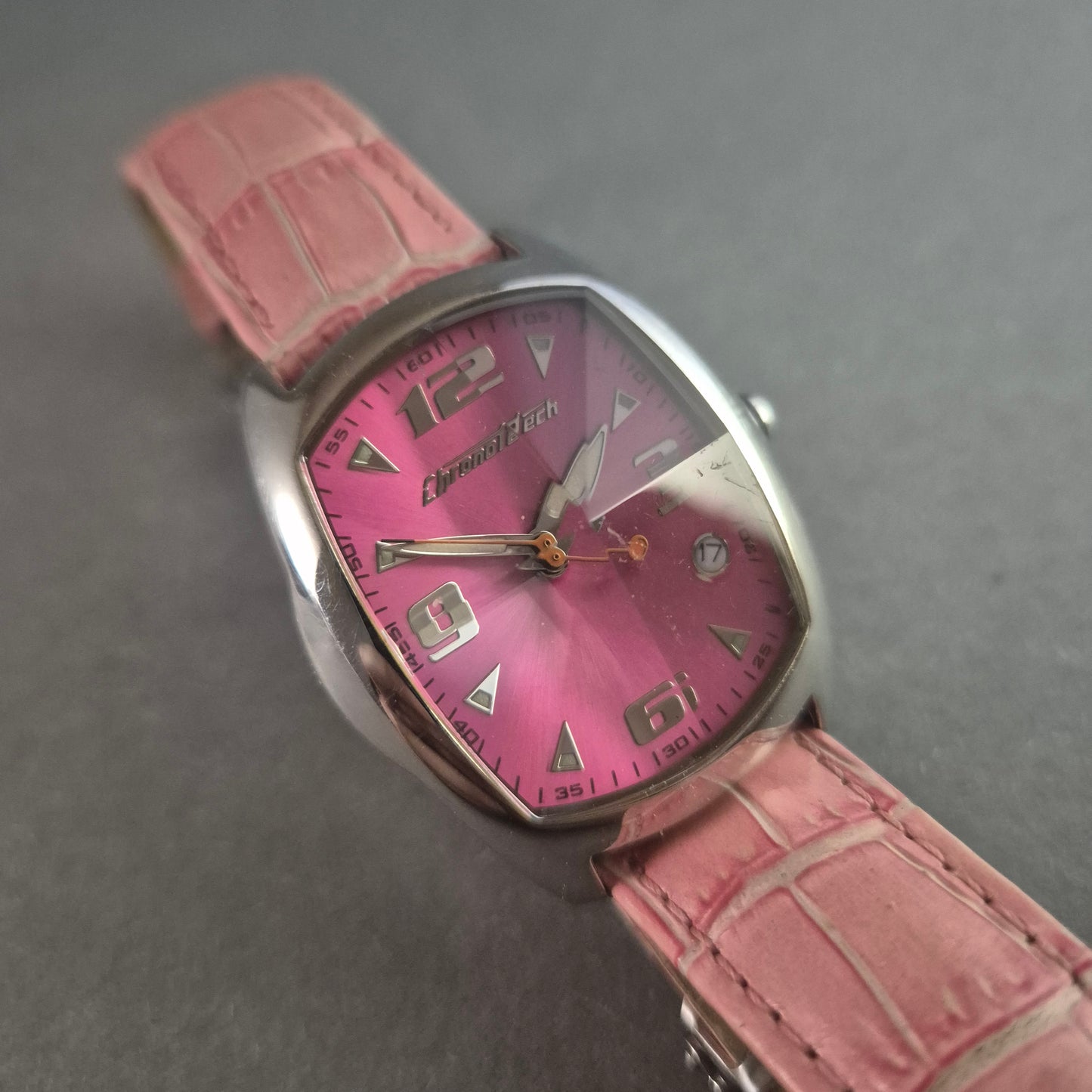 Stylische Chronotech Damenarmbanduhr – Extravagantes Design in Pink