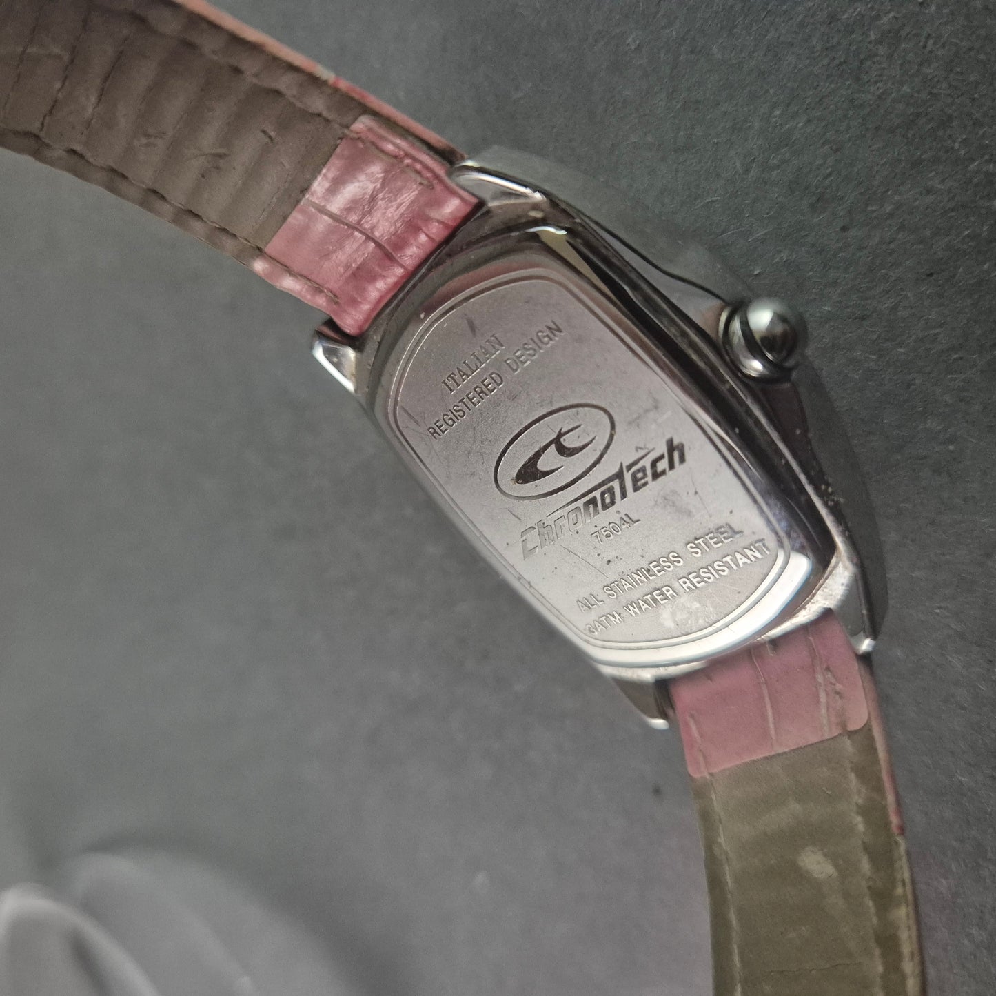 Stylische Chronotech Damenarmbanduhr – Extravagantes Design in Pink