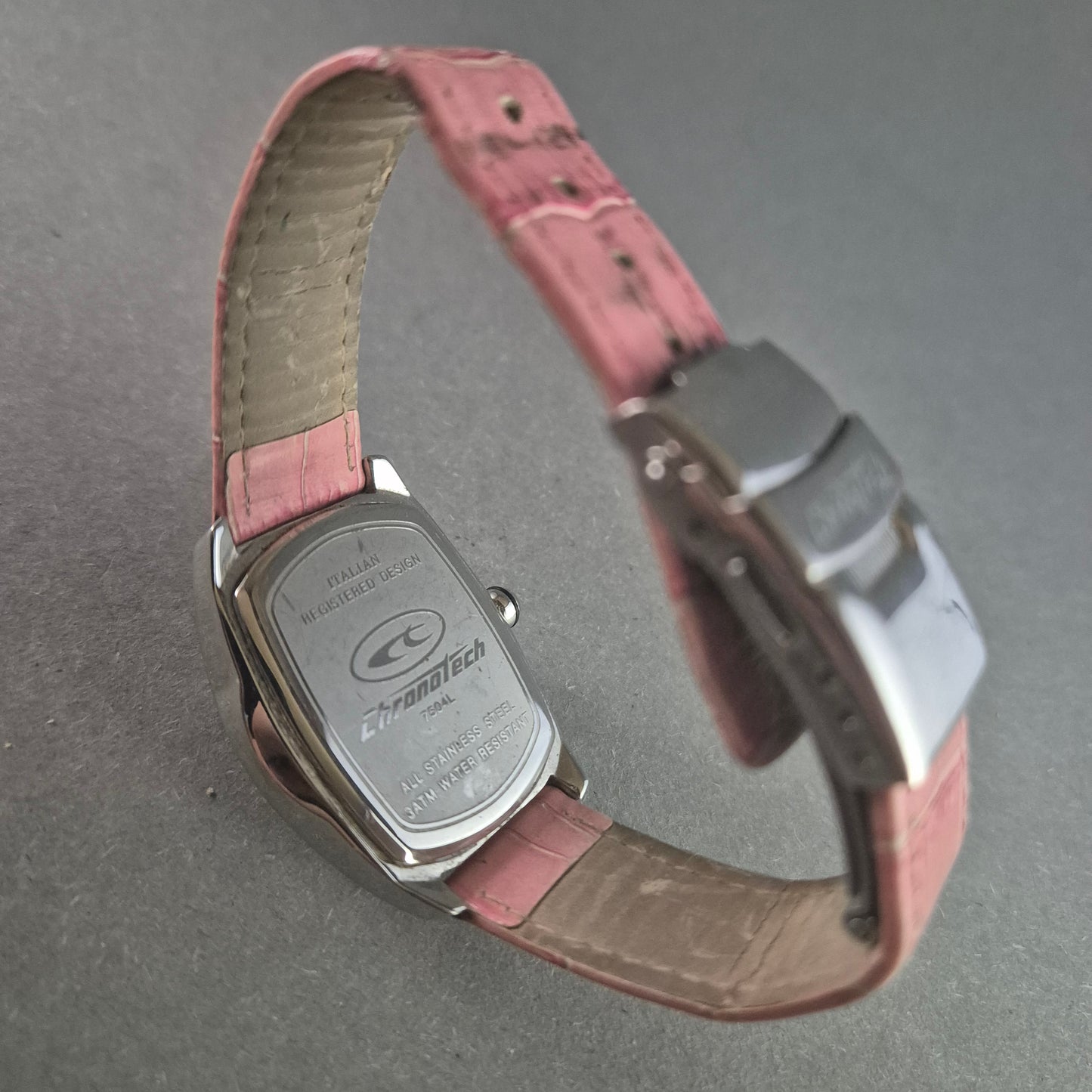 Stylische Chronotech Damenarmbanduhr – Extravagantes Design in Pink