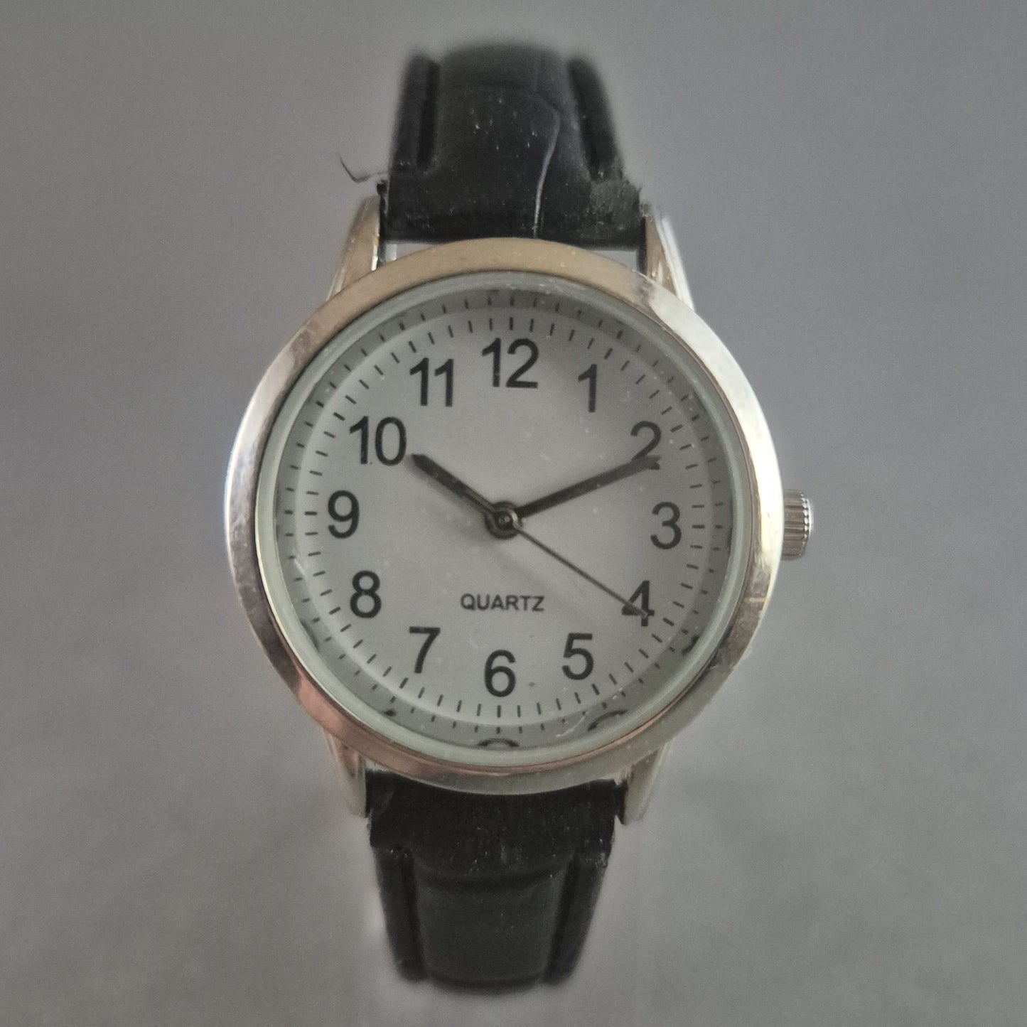 Klassische Quarz-Armbanduhr – Zeitloses Design mit Lederarmband