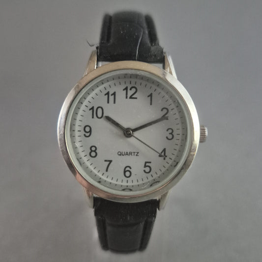 Klassische Quarz-Armbanduhr – Zeitloses Design mit Lederarmband