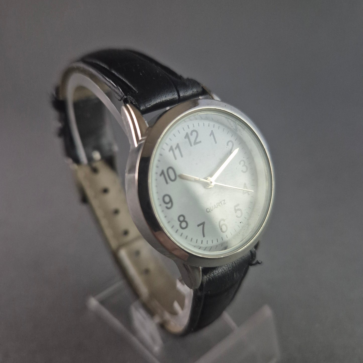 Klassische Quarz-Armbanduhr – Zeitloses Design mit Lederarmband